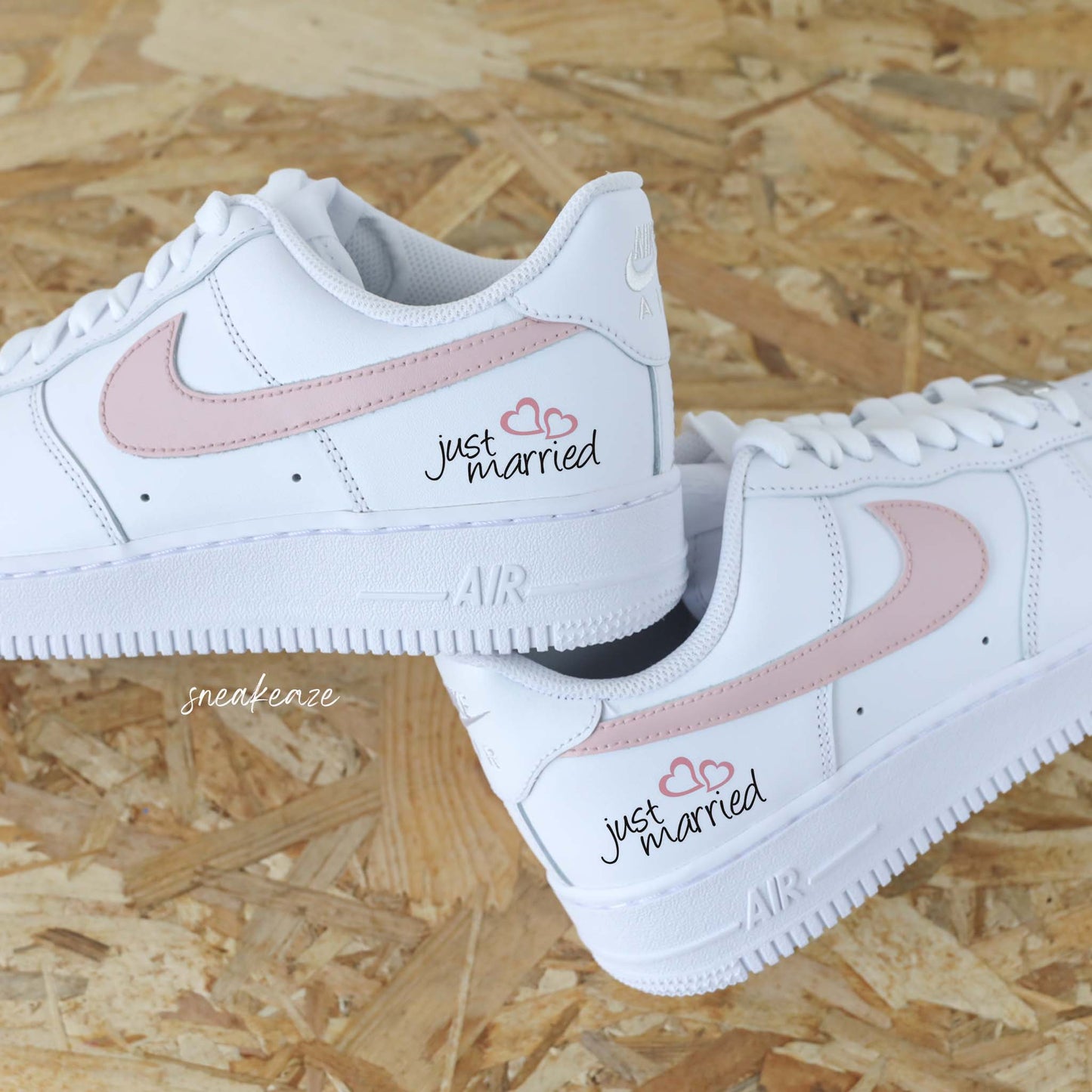 Baskets Nike air force 1 personnalisées pour mariage.
Inscription "Just Married" sur les côtés extérieurs. Les 4 swoosh sont peints en couleur rose poudré.
Modèle fait-main dans notre atelier, peinture waterproof.