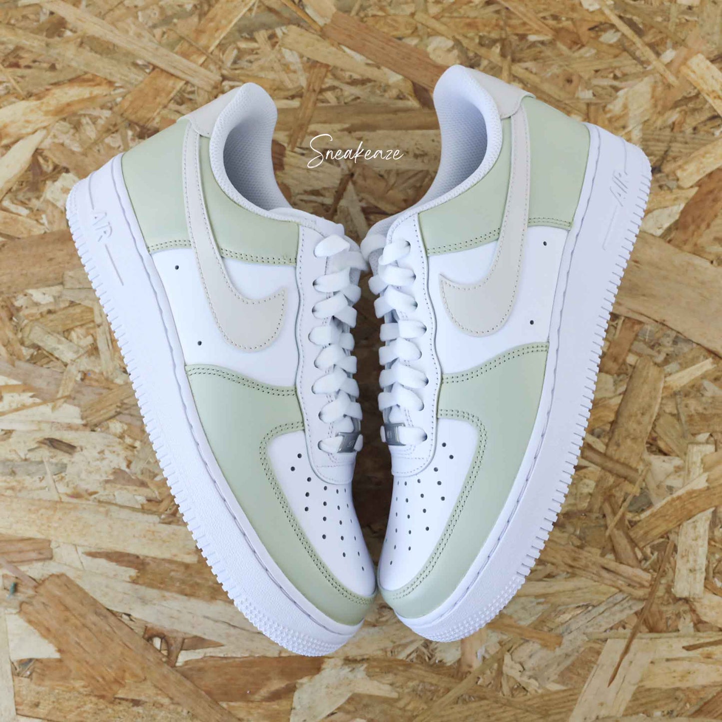 Baskets nike air force 1 custom color tones beige clair sneakeaze custom skz
