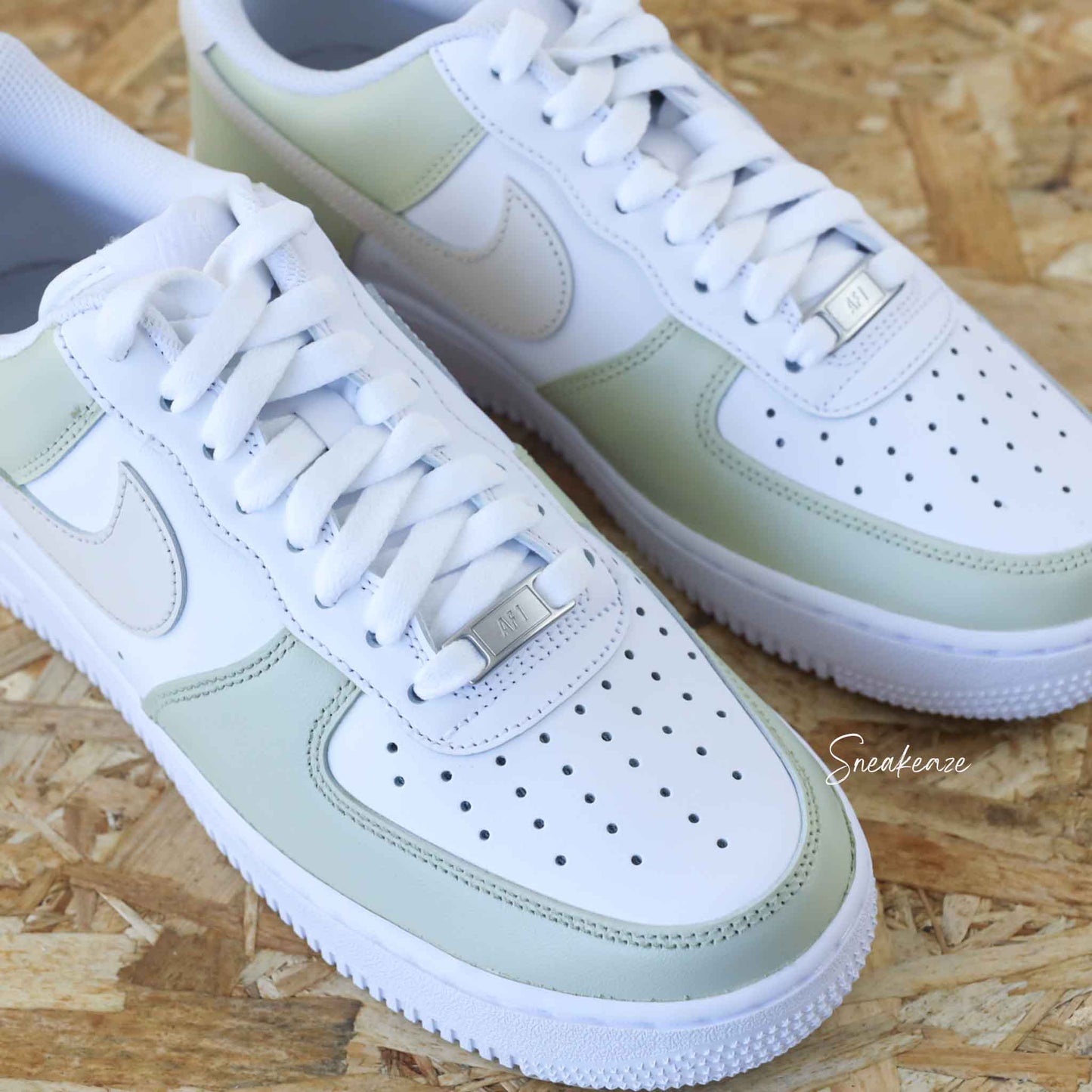 Baskets nike air force 1 custom color tones beige clair sneakeaze custom skz
