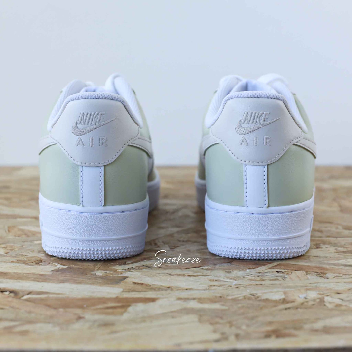 Baskets nike air force 1 custom color tones beige clair sneakeaze custom skz