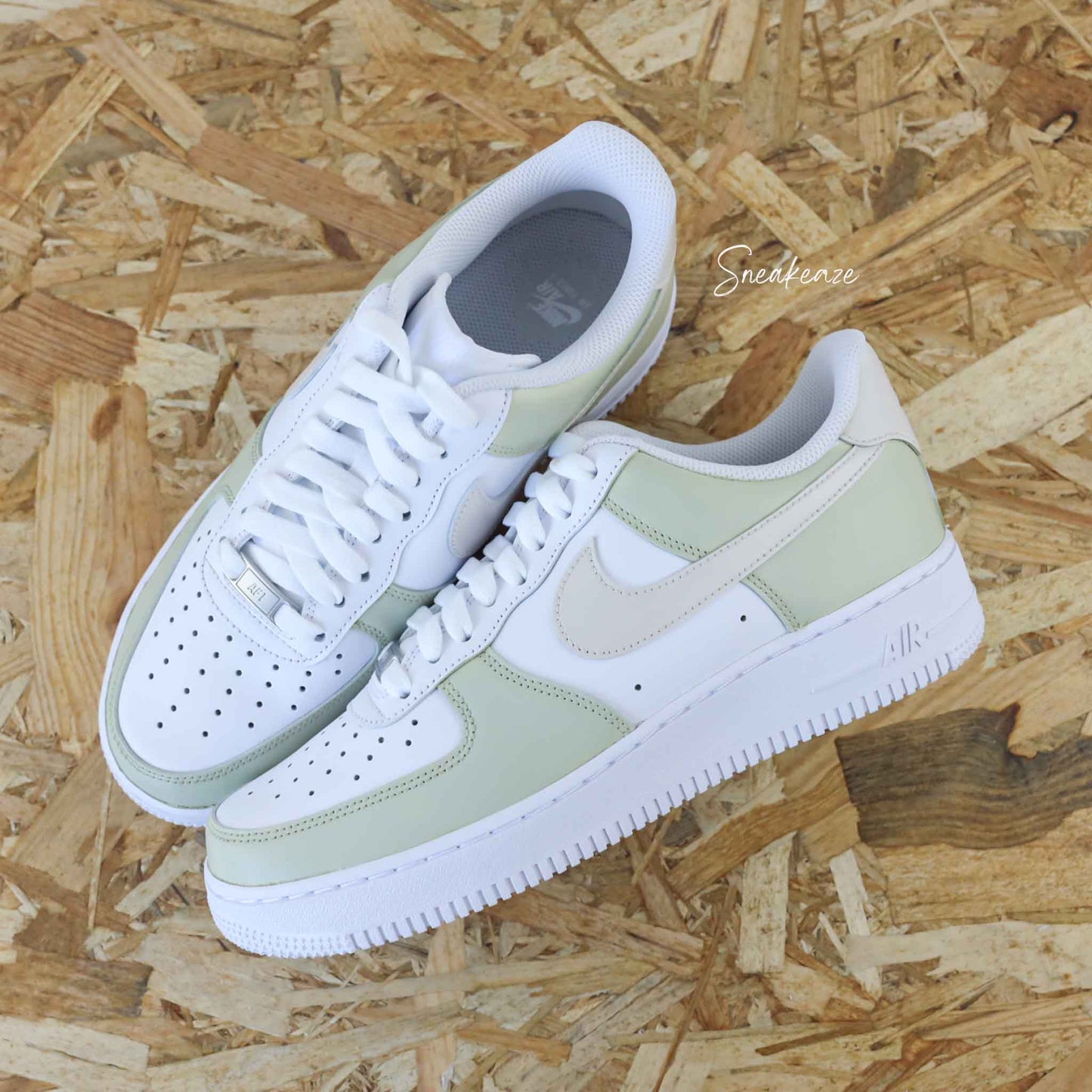 Baskets nike air force 1 custom color tones beige clair sneakeaze custom skz