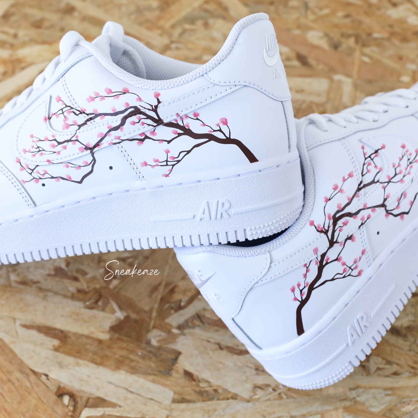 Baskets nike air force 1 custom fleur de cerisiers sakura cherry blossom peint à la main sneakers sneakeaze customs skz