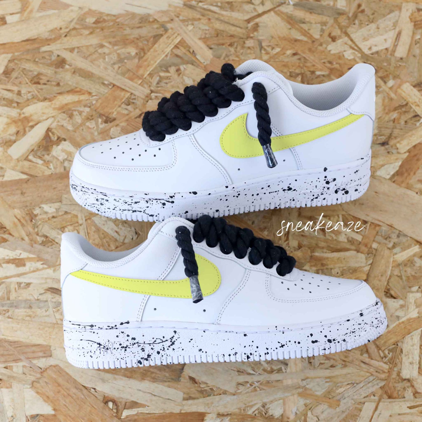 baskets nike air force 1 custom rope laces splash et swoosh couleur - gros lacets corde noir avec splash assorti et signes nike peint en couleur jaune pastel - sneakeaze customs
