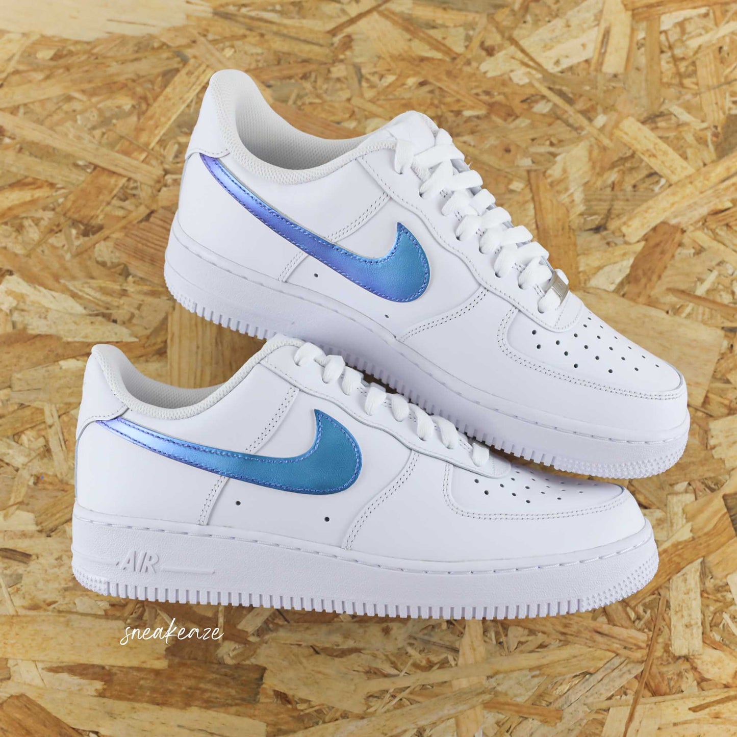 Baskets Nike Air Force 1 custom signes Nike intérieurs et extérieurs holographic. la couleur varie selon la lumière.