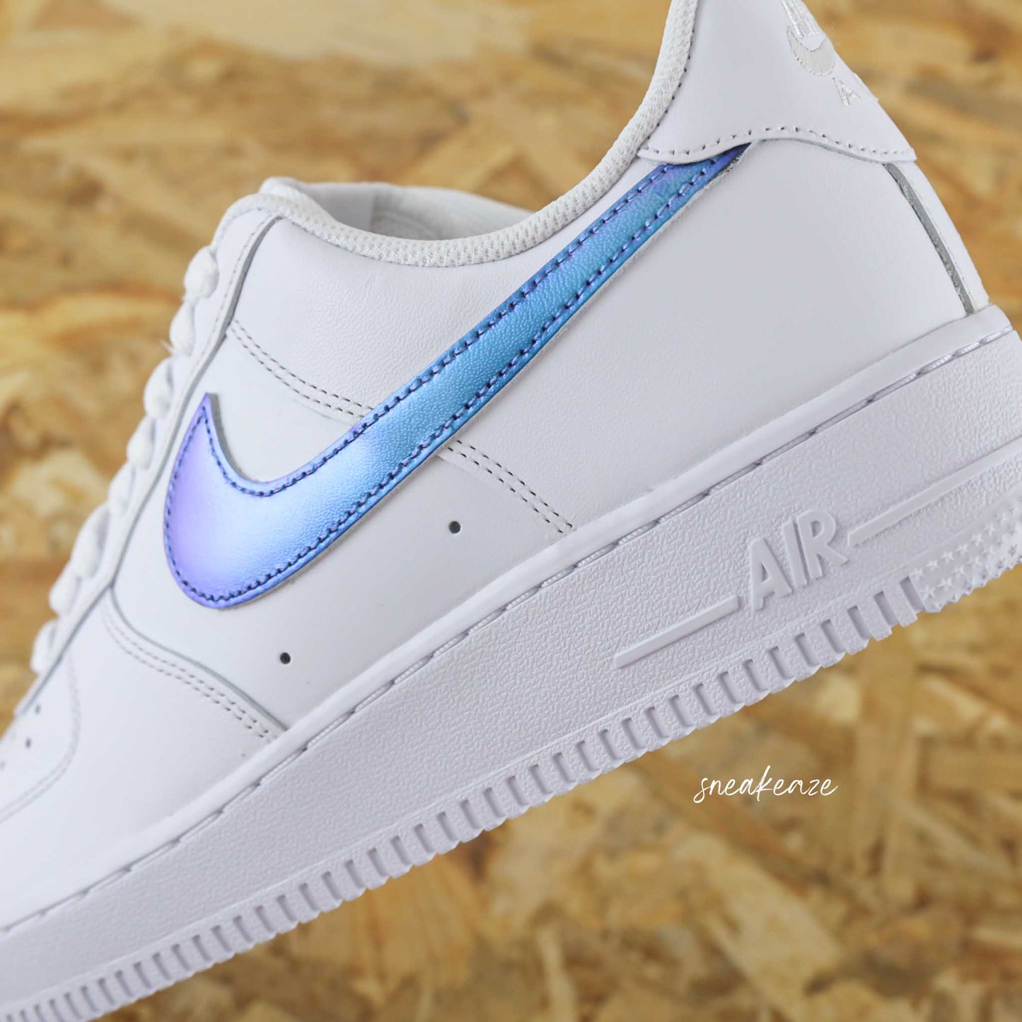 Baskets Nike Air Force 1 custom signes Nike intérieurs et extérieurs holographic. la couleur varie selon la lumière.