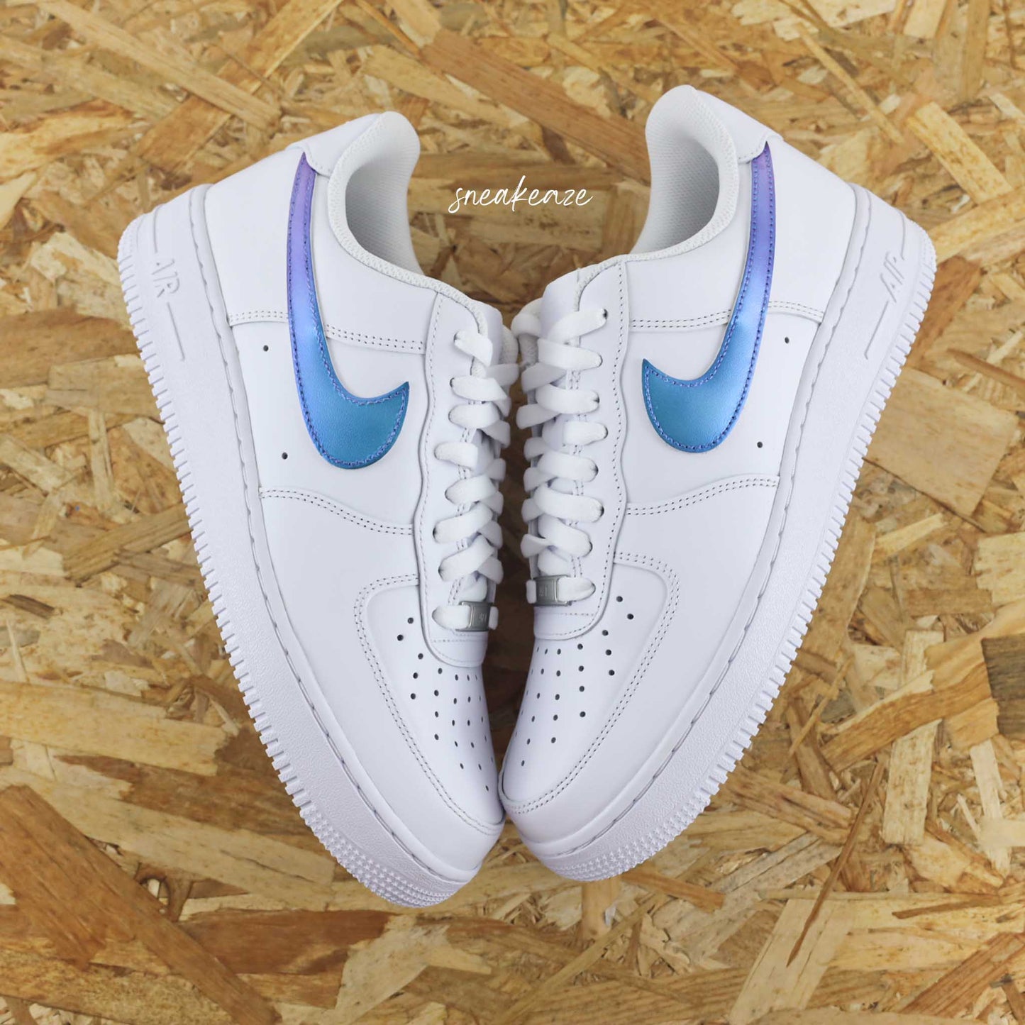 Baskets Nike Air Force 1 custom signes Nike intérieurs et extérieurs holographic. la couleur varie selon la lumière.