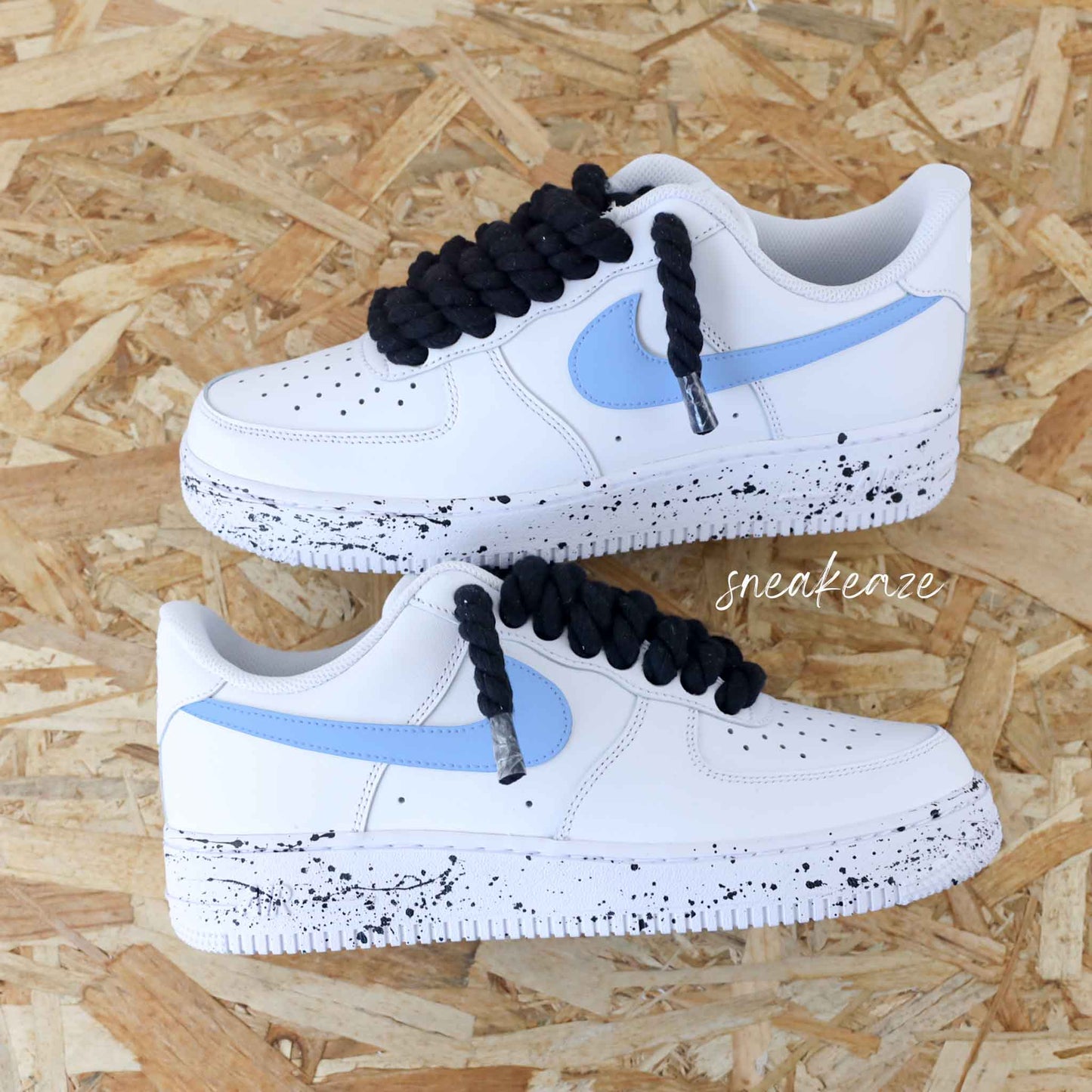 baskets nike air force 1 custom rope laces splash et swoosh couleur - gros lacets corde noir avec splash assorti et signes nike peint en couleur bleu pastel - sneakeaze skz custom