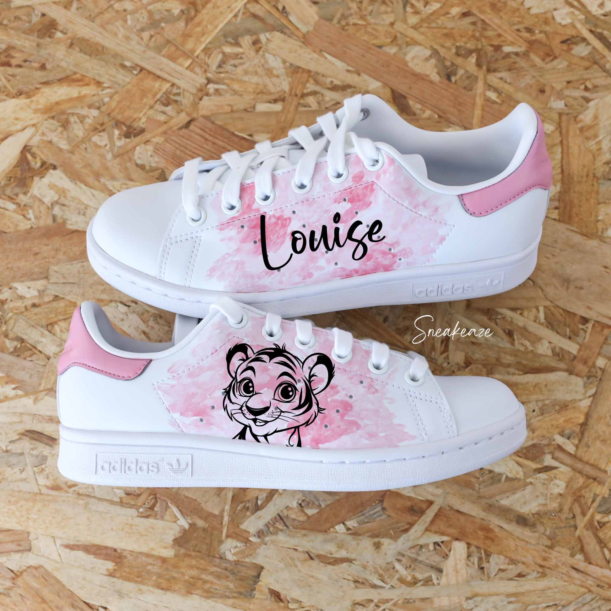 Baskets adidas stan smith custom aquarelle rose pastel avec inscription d'un prénom et dessin d'un bébé tigre sneakeaze custom