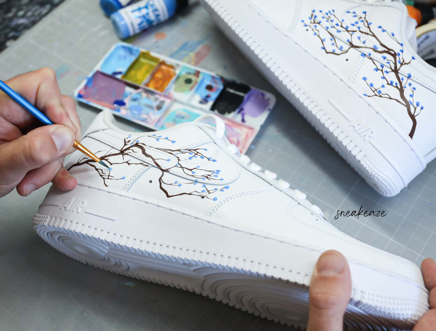 Baskets nike air force 1 custom fleur de cerisiers sakura cherry blossom peint à la main sneakers sneakeaze customs skz