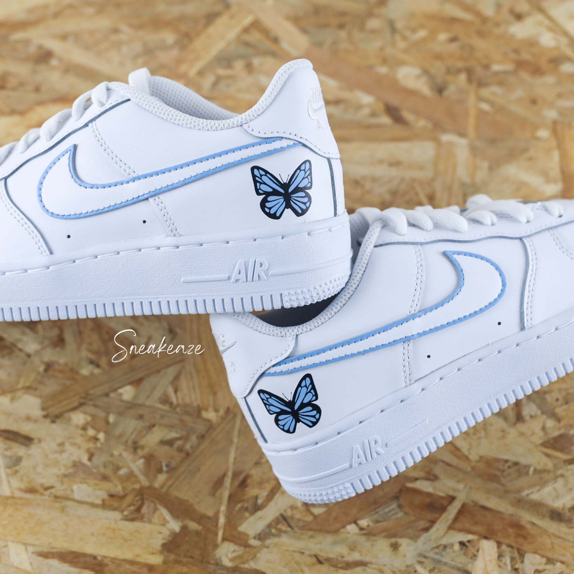 baskets nike air force 1 custom AF1 silhouette bleu papillons pastel sneakeaze skz custom