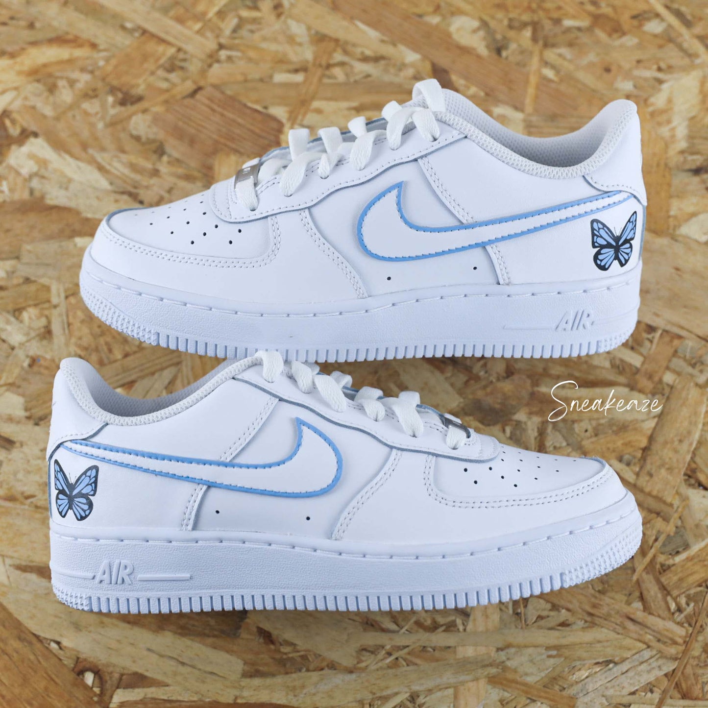 baskets nike air force 1 custom AF1 silhouette bleu papillons pastel sneakeaze skz custom