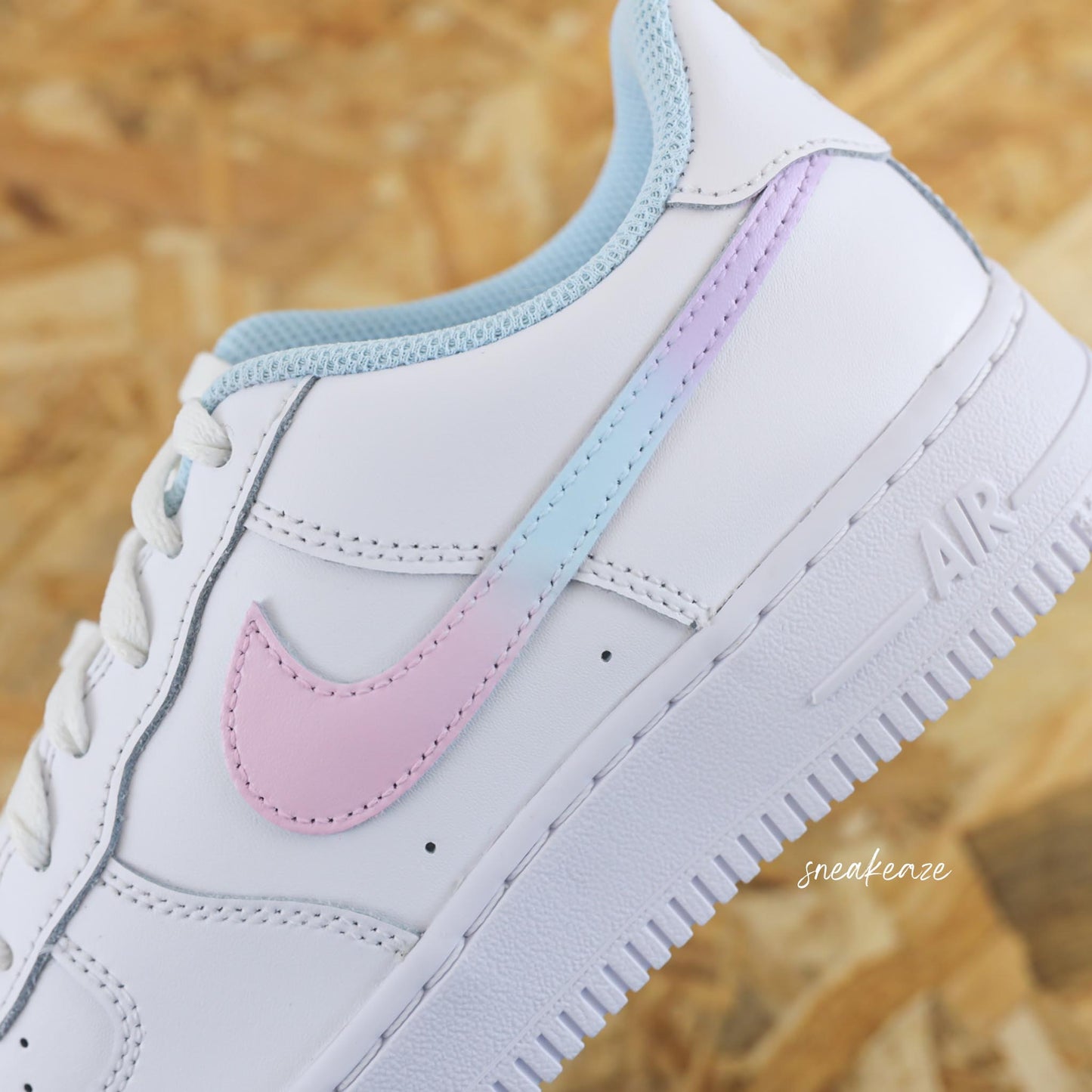 Baskets Nike Air Force 1 custom - Swoosh & toile licorne pastel personnalisation de chaussures sur-mesure homme et femme swoosh color et toile assortie.