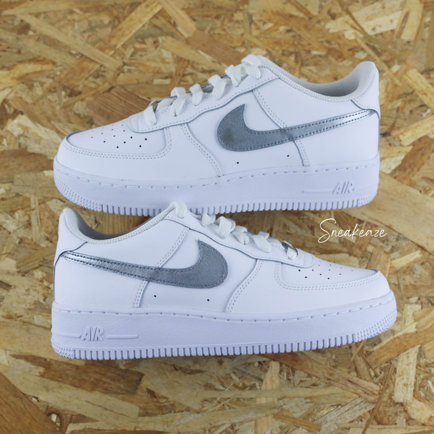 baskets personnalisées Nike Air Force 1 custom - Metallic silver Swoosh - argent brillant - Sneakeaze Customs SKZ