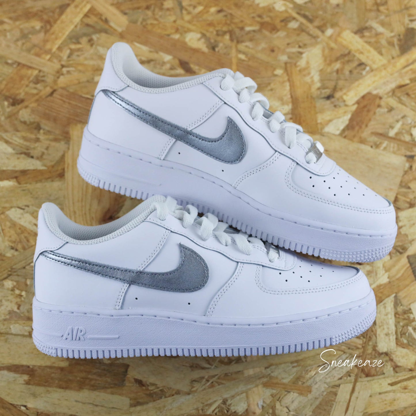 baskets personnalisées Nike Air Force 1 custom - Metallic silver Swoosh - argent brillant - Sneakeaze Customs SKZ