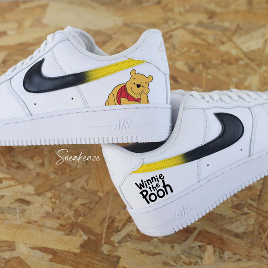 Basket Nike Air force 1 custom dessins peint à la main de Winnie l'ourson sur côtés extérieurs. Signes Nike peint en dégradé noir et jaune sneakeaze custom
