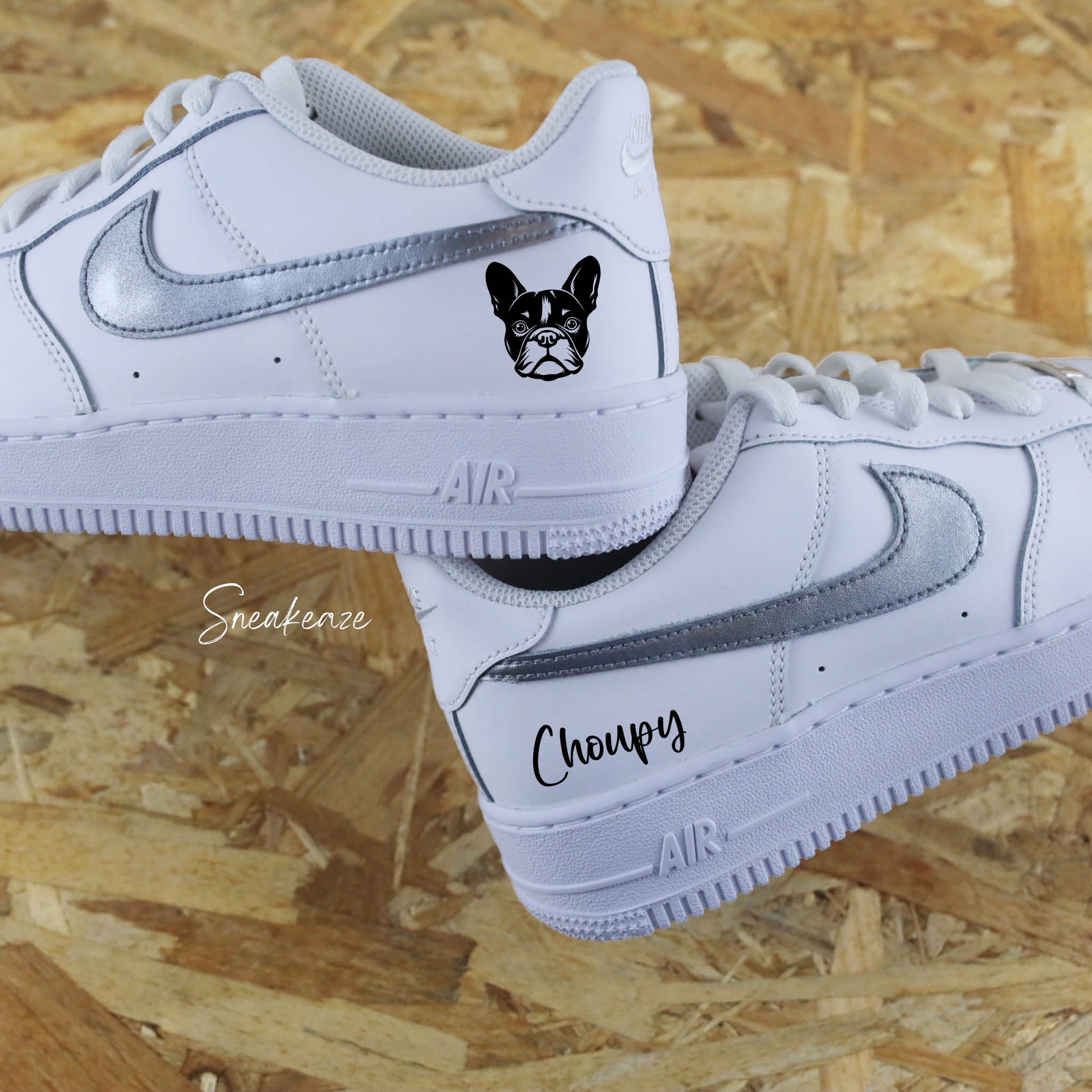 Baskets Nike Air Force 1 custom modèle swoosh argent  et inscription d'un prénom et dessin d'un bouledogue sneakeaze customs