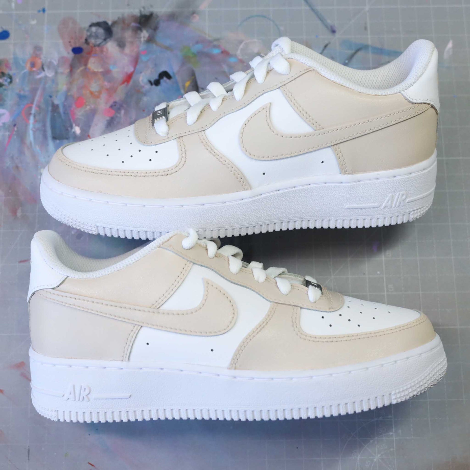 Baskets nike air force 1 custom color tones beige clair sneakeaze custom skz