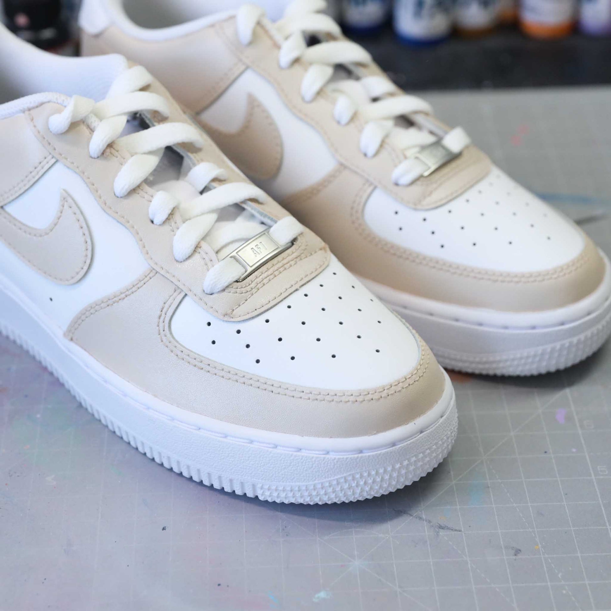 Baskets nike air force 1 custom color tones beige clair sneakeaze custom skz