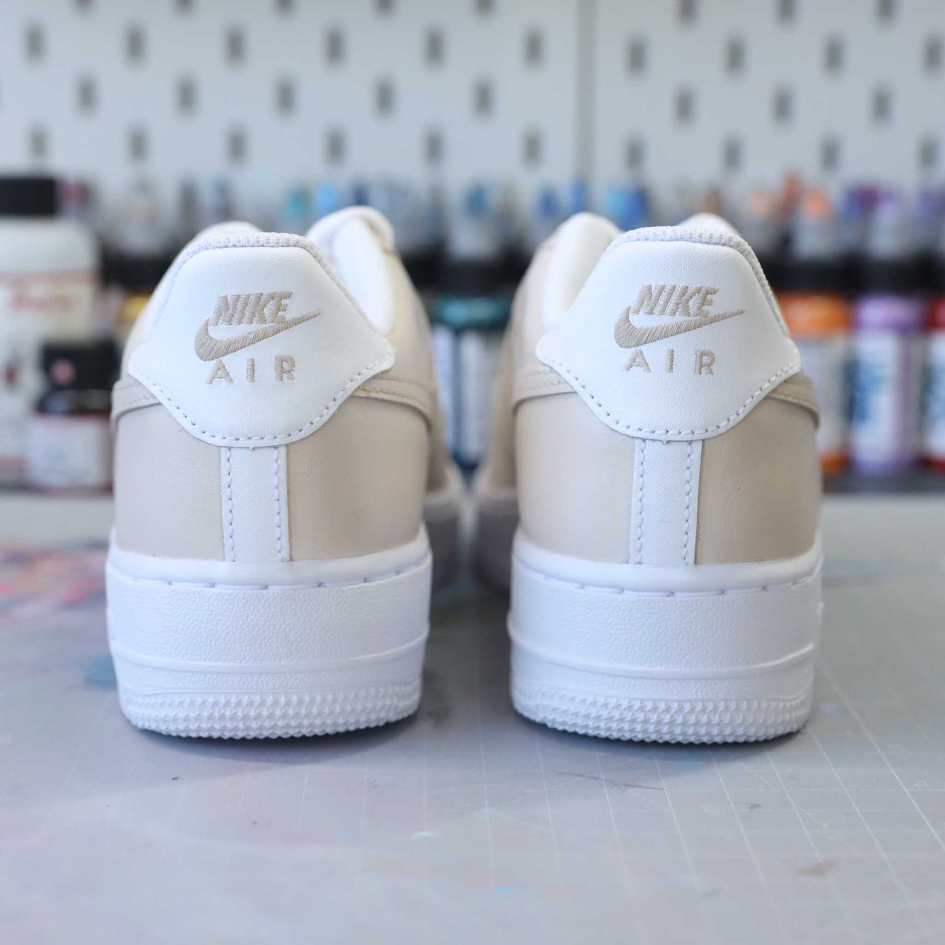 Baskets nike air force 1 custom color tones beige clair sneakeaze custom skz