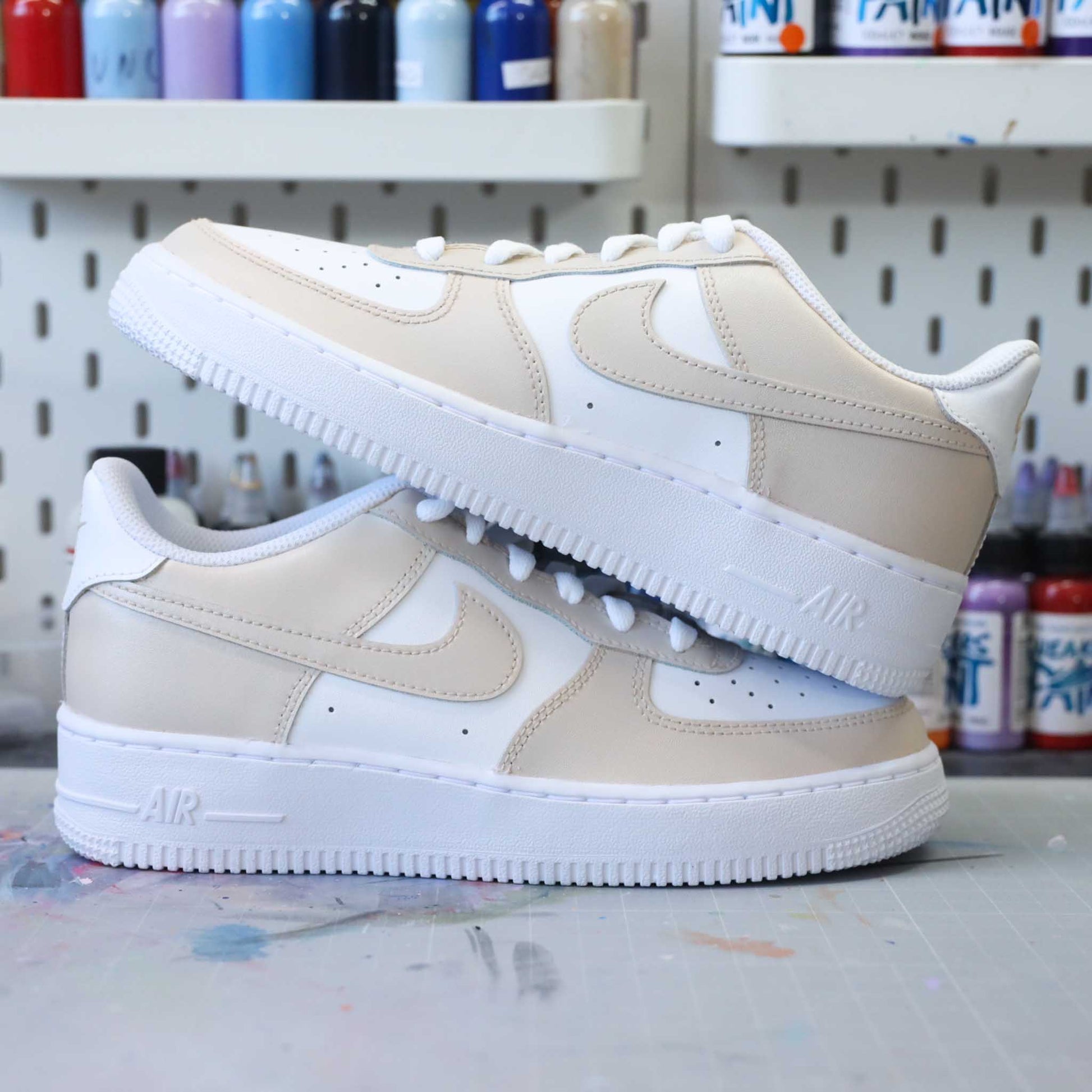 Baskets nike air force 1 custom color tones beige clair sneakeaze custom skz