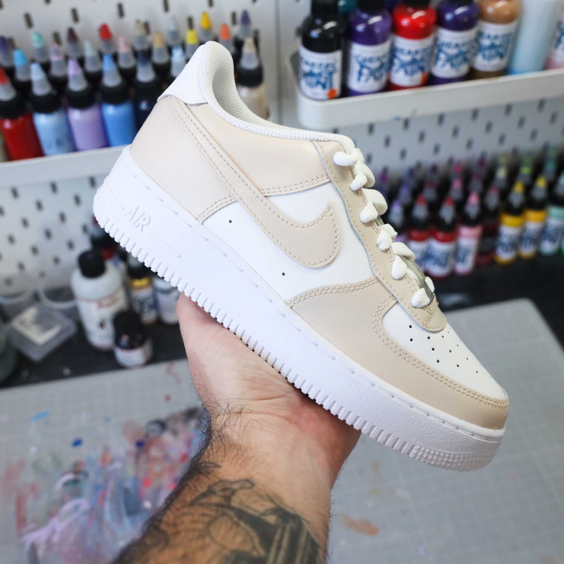 Baskets nike air force 1 custom color tones beige clair sneakeaze custom skz