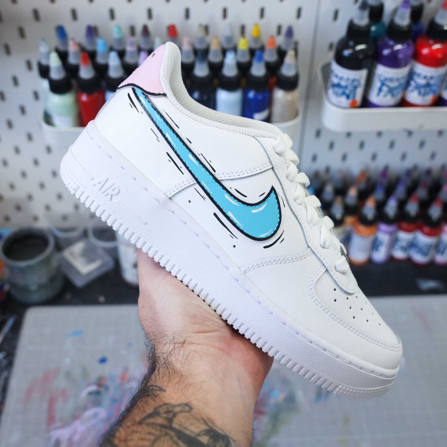 Baskets Nike Air Force 1 custom Cartoon swoosh couleur bleu turquoise et rose clair