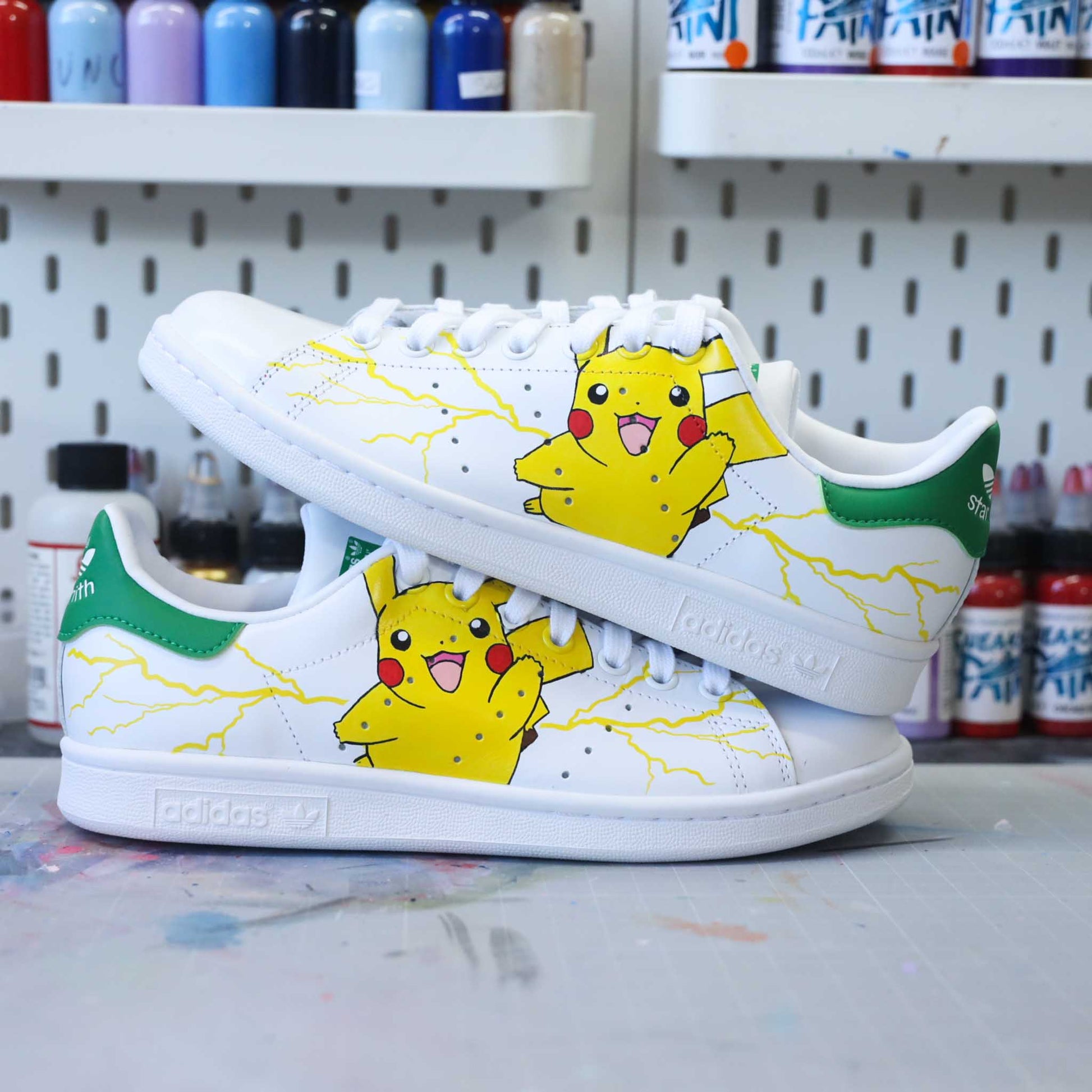 Baskets Adidas Stan smith custom pikachu peint à la main personnalisation pokemon sneakers dessin sneakeaze customs skz AF1
