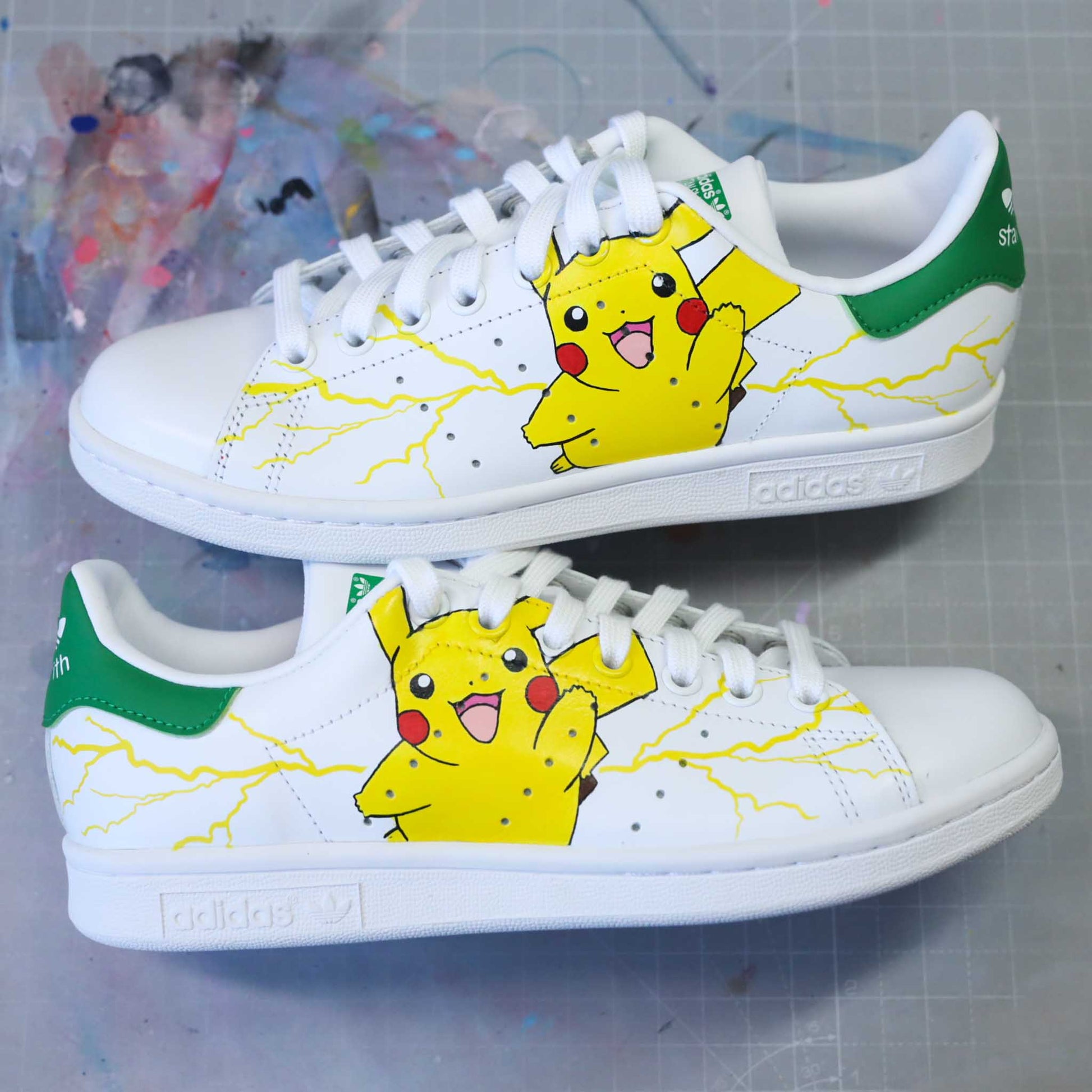Baskets Adidas Stan smith custom pikachu peint à la main personnalisation pokemon sneakers dessin sneakeaze customs skz AF1