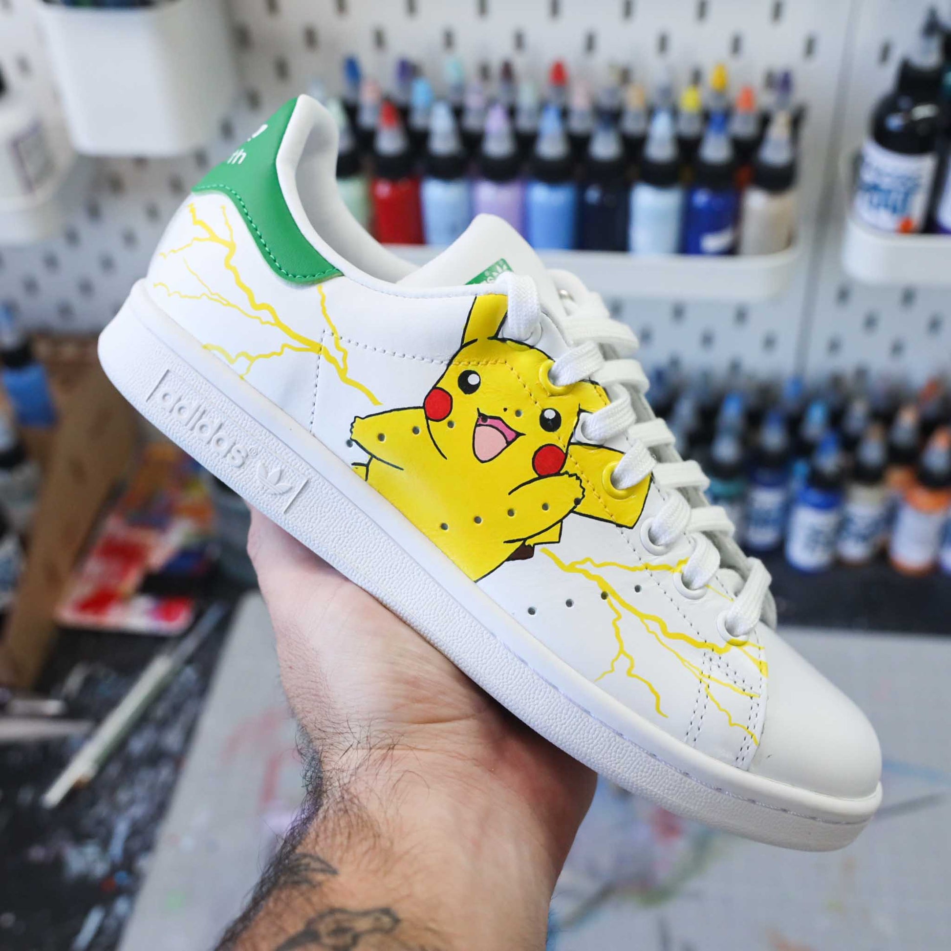 Baskets Adidas Stan smith custom pikachu peint à la main personnalisation pokemon sneakers dessin sneakeaze customs skz AF1