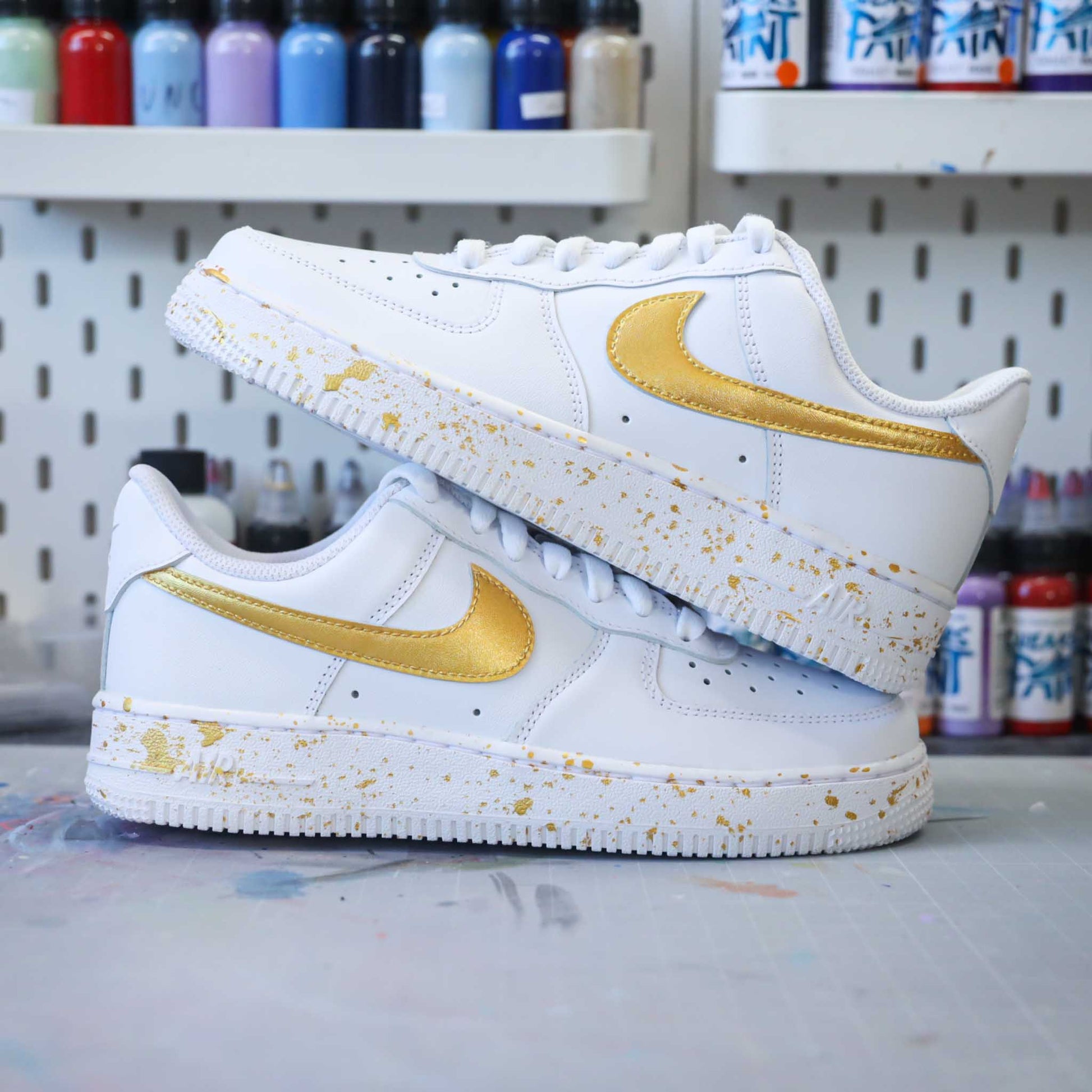 baskets personnalisées Nike Air Force 1 custom - splash Metallic gold Swoosh - doré brillant - Sneakeaze Customs SKZ