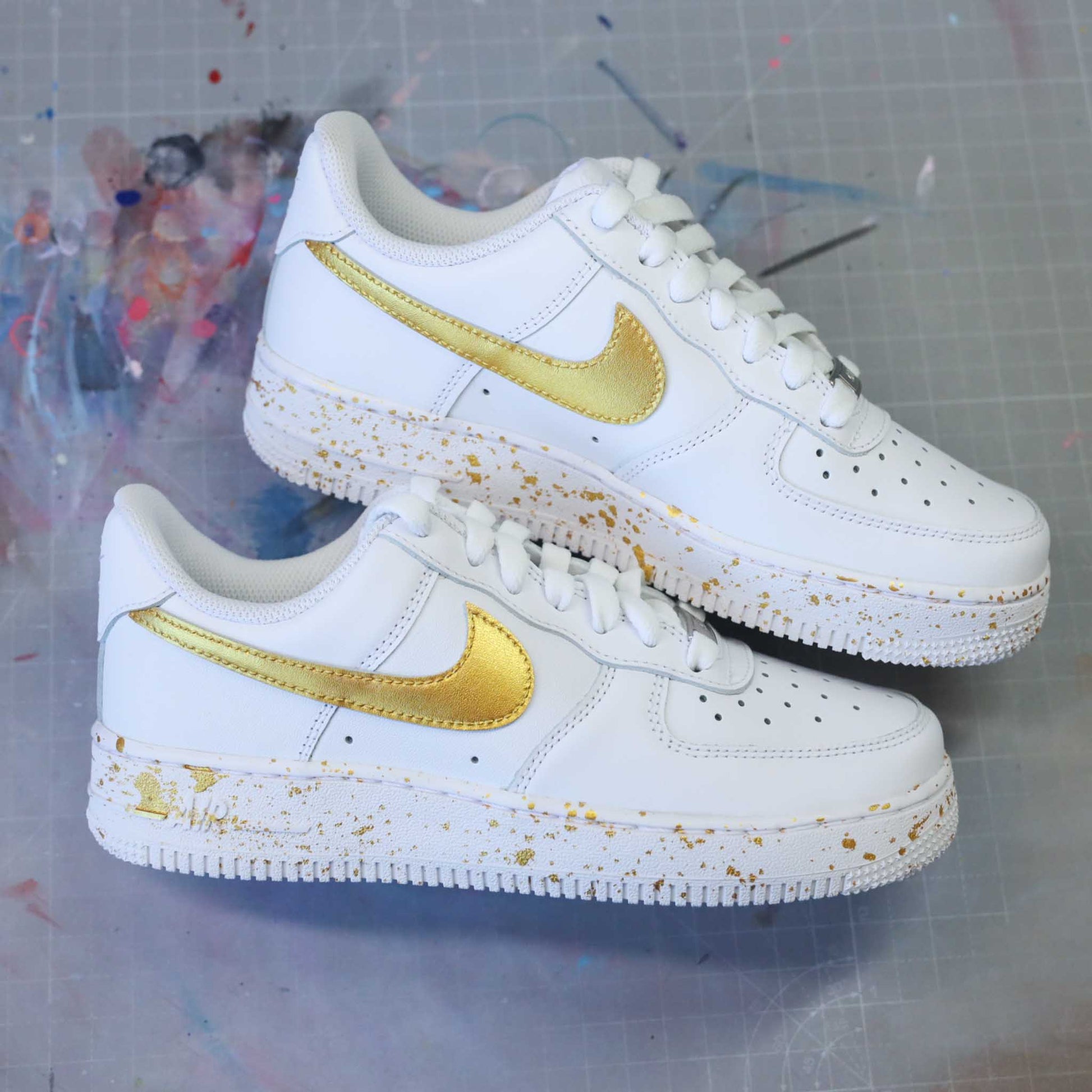 baskets personnalisées Nike Air Force 1 custom - splash Metallic gold Swoosh - doré brillant - Sneakeaze Customs SKZ