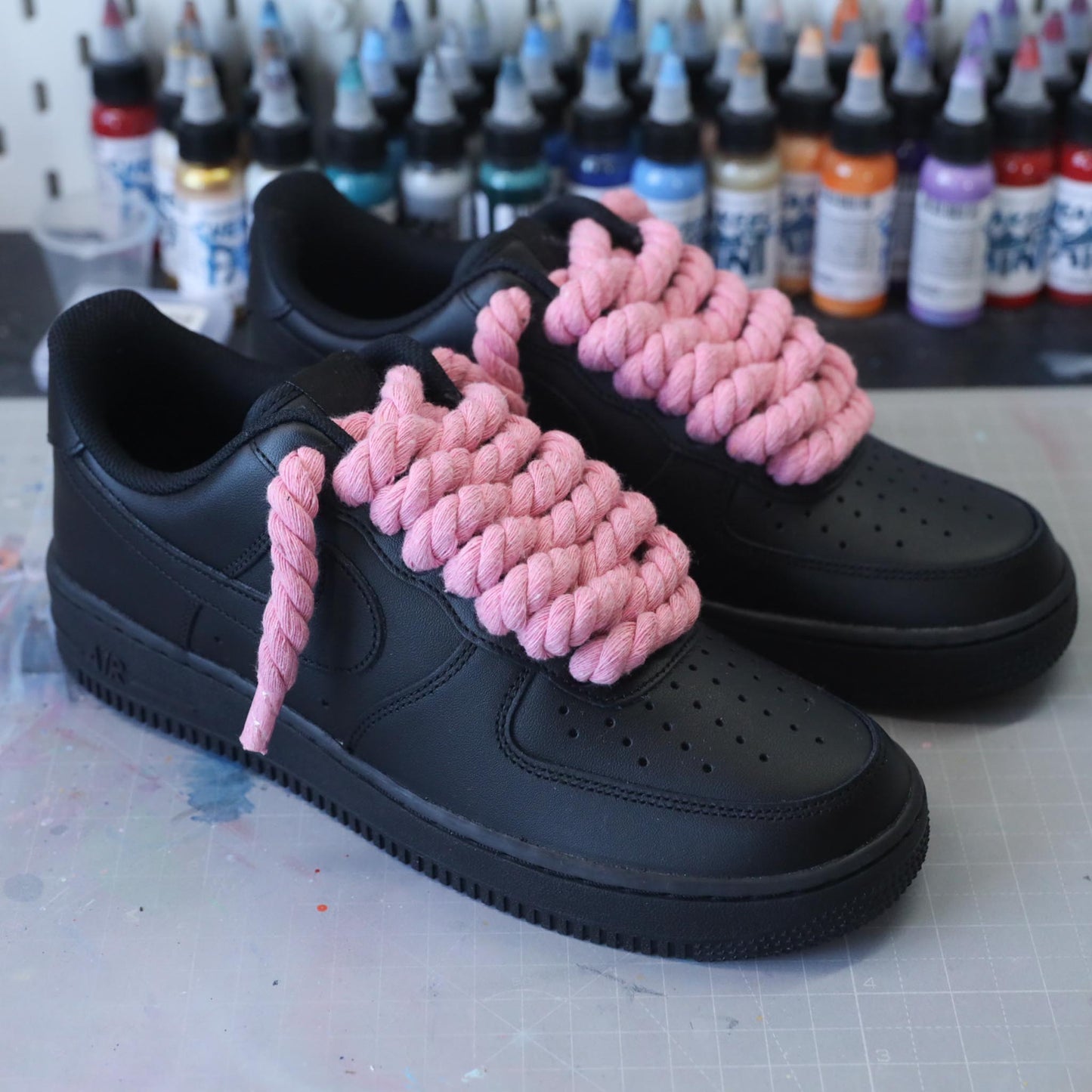 Baskets nike air force 1 black customs - ropes laces rose barbie - dye sneakeaze customs skz