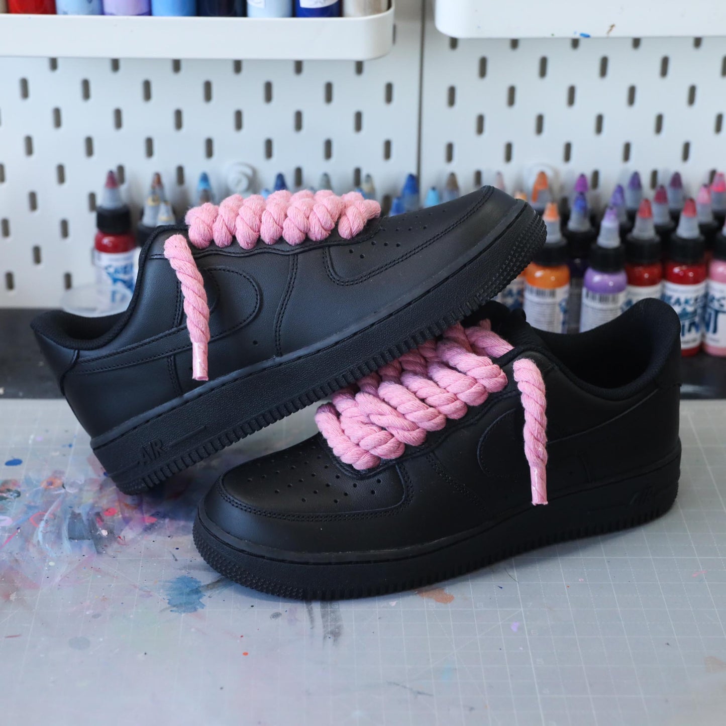 Baskets nike air force 1 black customs - ropes laces rose barbie - dye sneakeaze customs skz