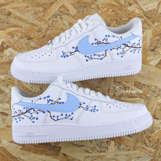 baskets nike air force 1 custom sakura cherry blossom couleur bleu peint à la main fleur de cerisier japonais sneakers af1 sneakeaze