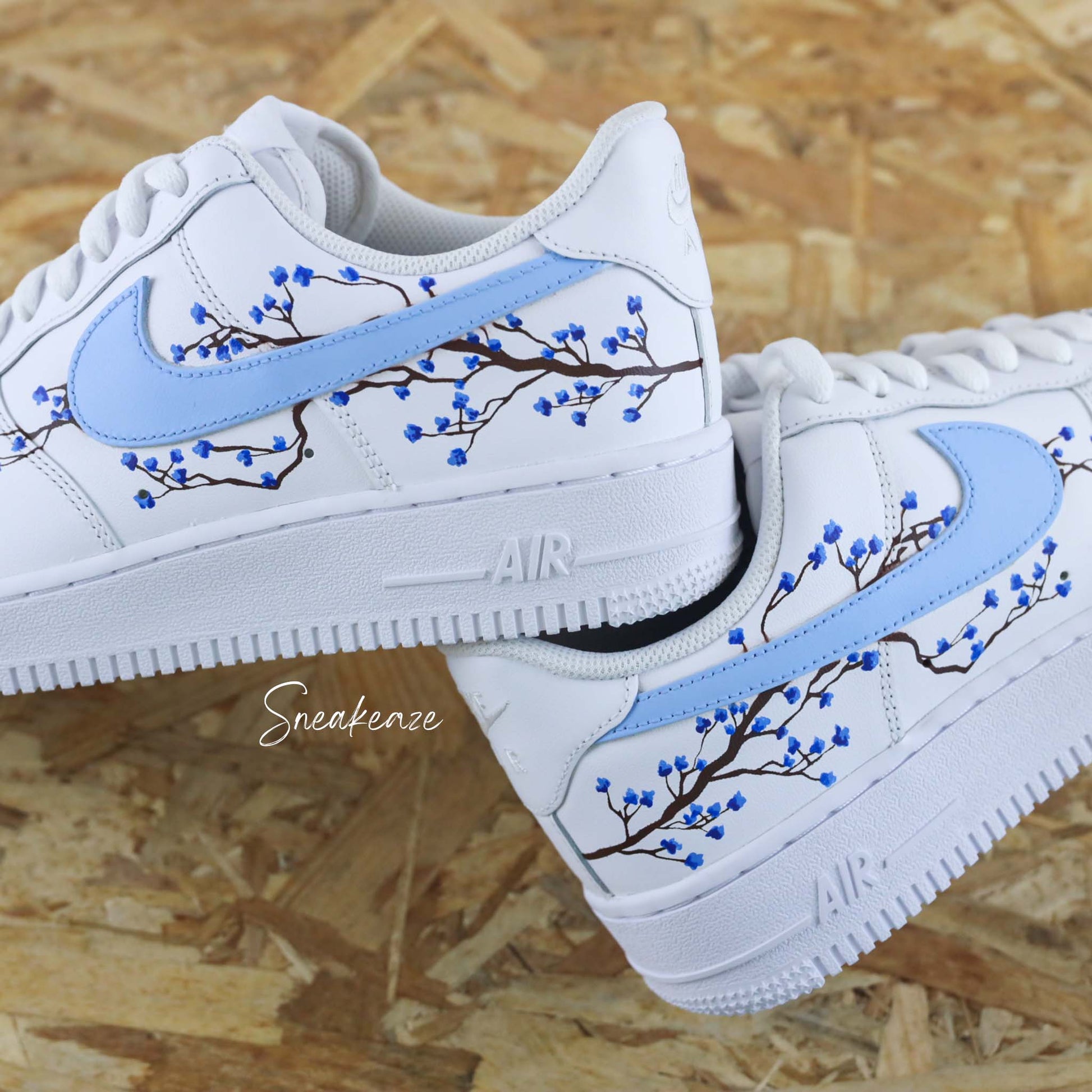 baskets nike air force 1 custom sakura cherry blossom couleur bleu peint à la main fleur de cerisier japonais sneakers af1 sneakeaze