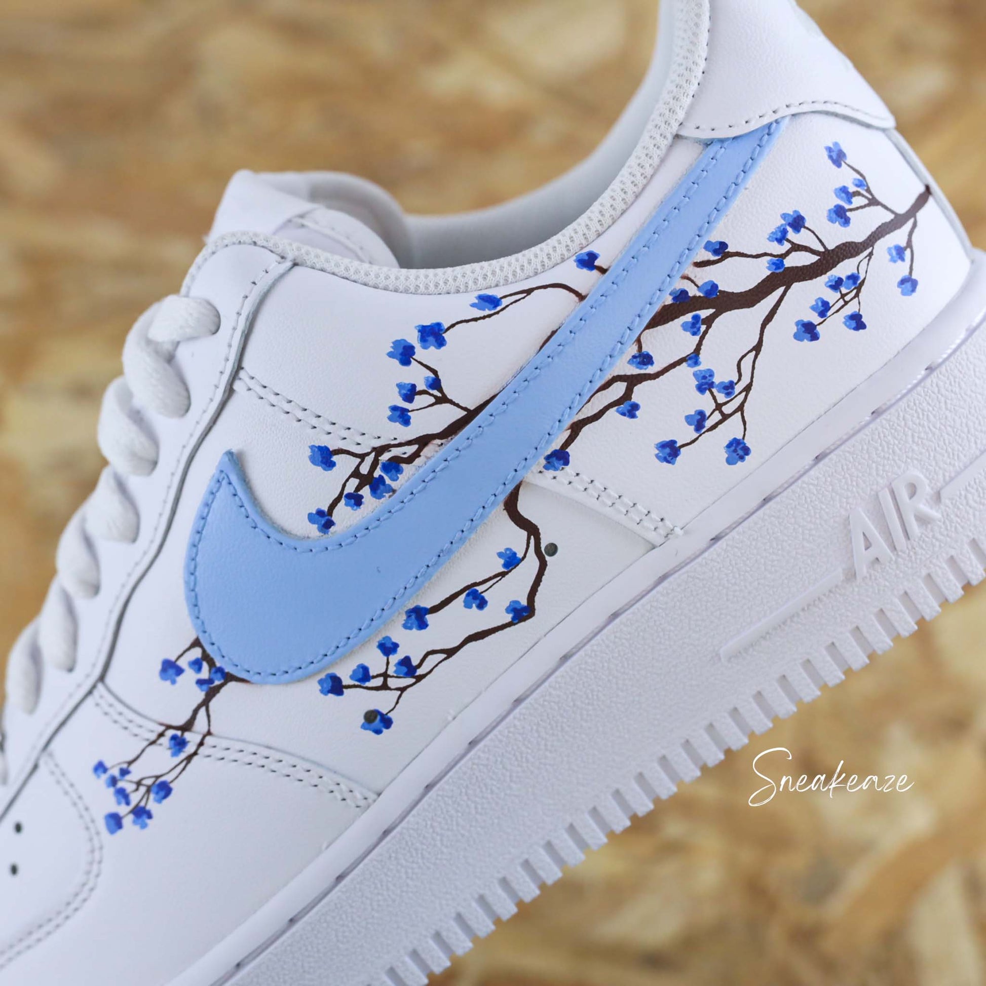 baskets nike air force 1 custom sakura cherry blossom couleur bleu peint à la main fleur de cerisier japonais sneakers af1 sneakeaze