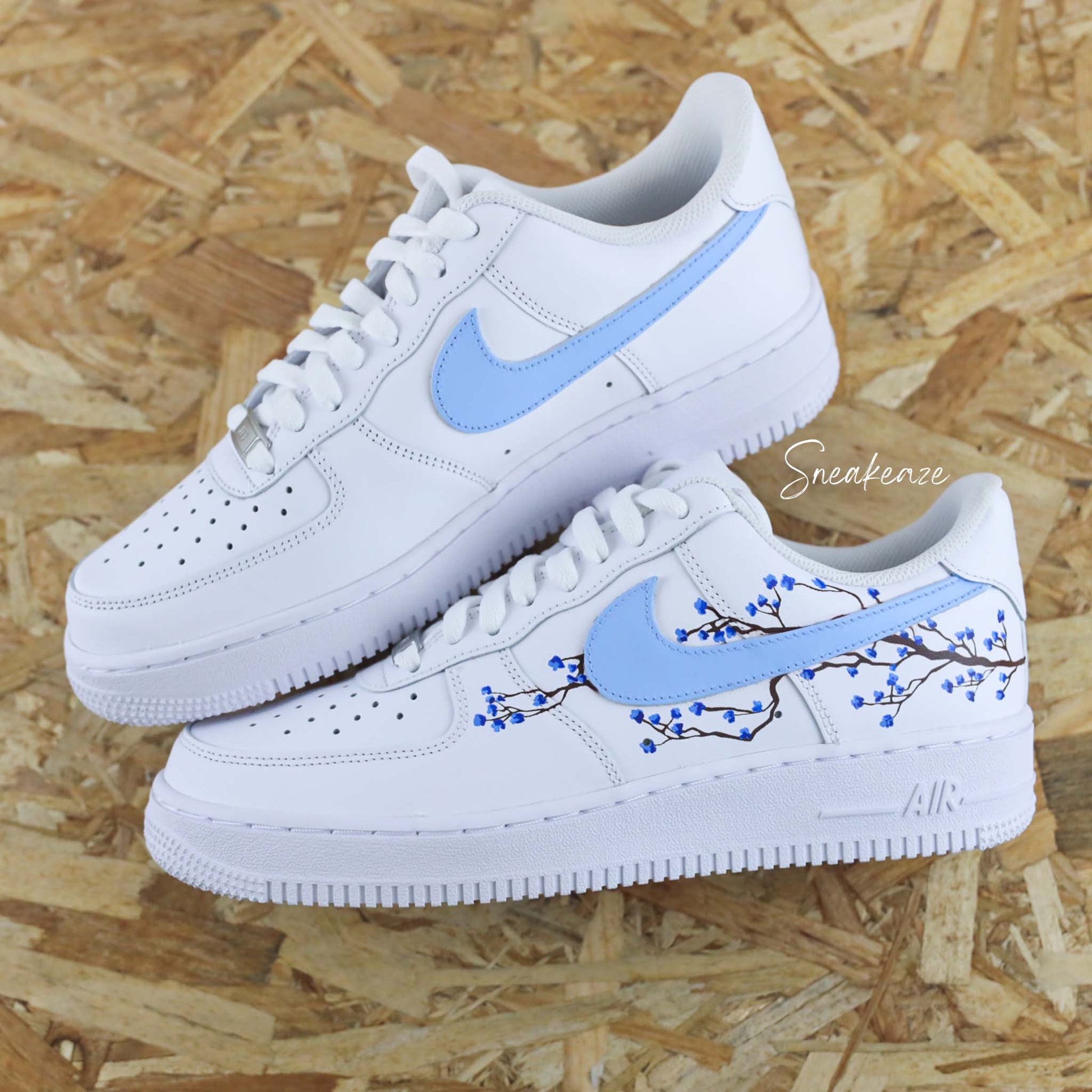 baskets nike air force 1 custom sakura cherry blossom couleur bleu peint à la main fleur de cerisier japonais sneakers af1 sneakeaze
