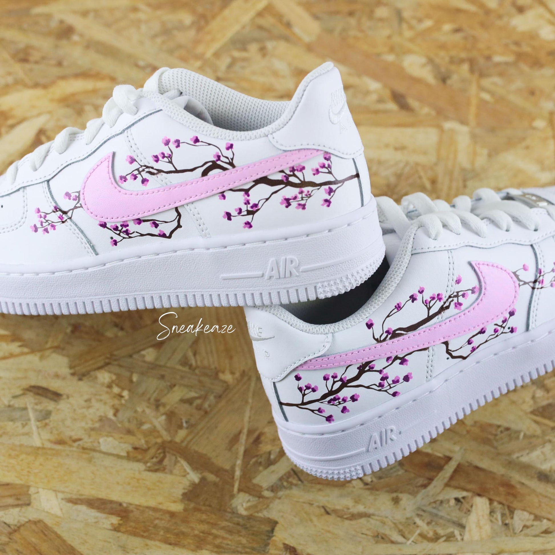 baskets nike air force 1 custom sakura cherry blossom couleur rose peint à la main fleur de cerisier japonais sneakers af1 sneakeaze
