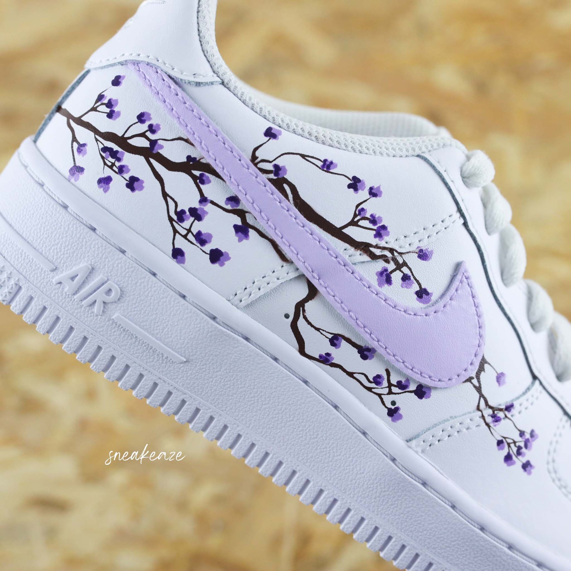 baskets nike air force 1 custom sakura cherry blossom couleur bleu peint à la main fleur de cerisier japonais sneakers af1 sneakeaze