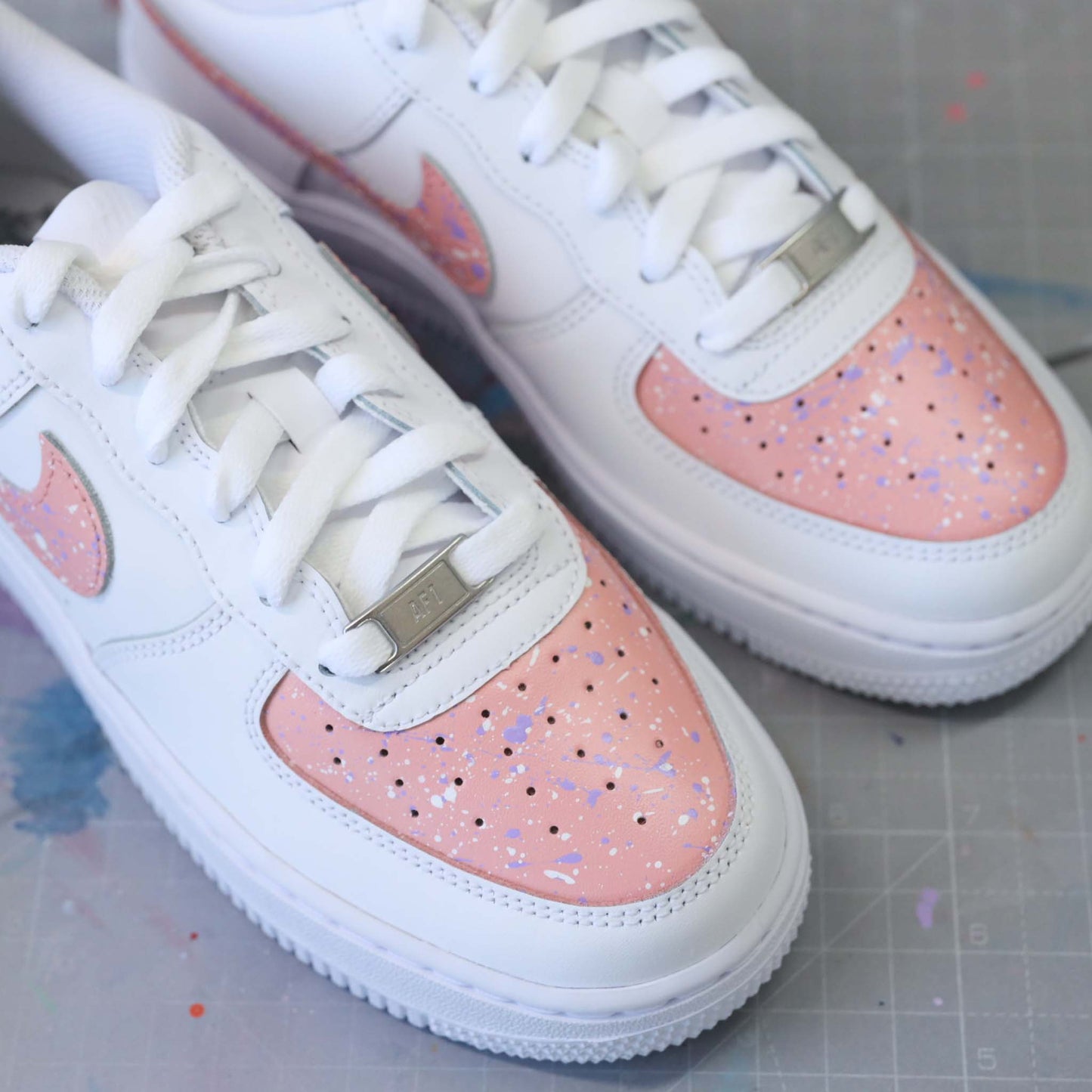 baskets nike air force 1 custom sneakers splash rose pastel et blanc - sneakeaze custom skz