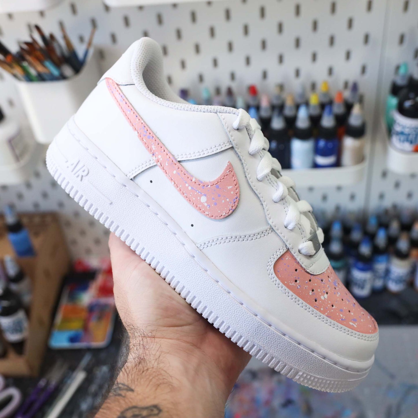 baskets nike air force 1 custom sneakers splash rose pastel et blanc - sneakeaze custom skz