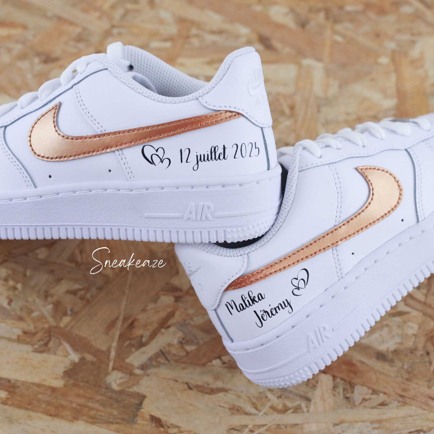 WEDDING CUSTOM - Baskets personnalisées - nike Air Force 1 mariage bronze métallisé inscription prénoms unisexe sneakeaze custom