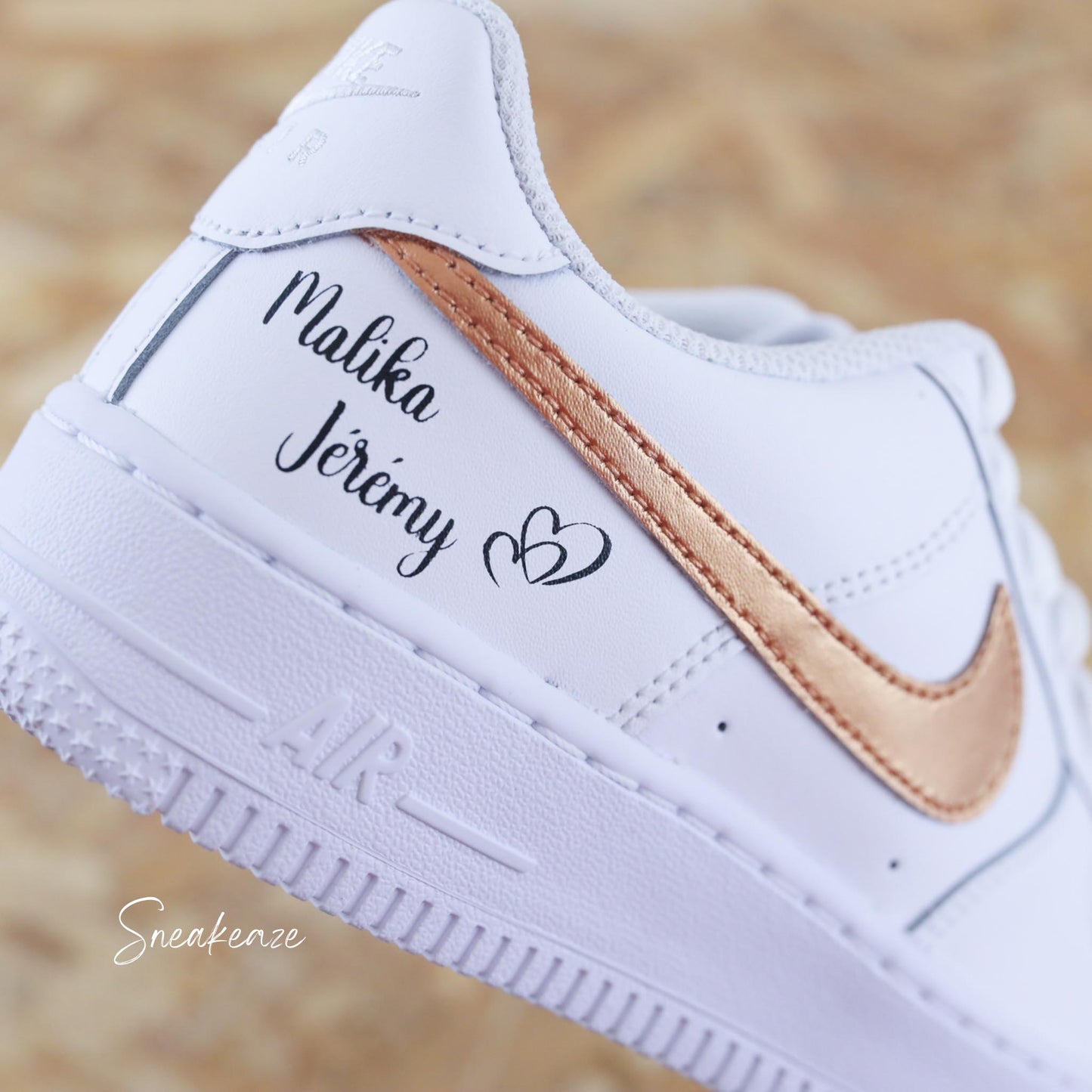 WEDDING CUSTOM - Baskets personnalisées - nike Air Force 1 mariage bronze métallisé inscription prénoms unisexe sneakeaze custom