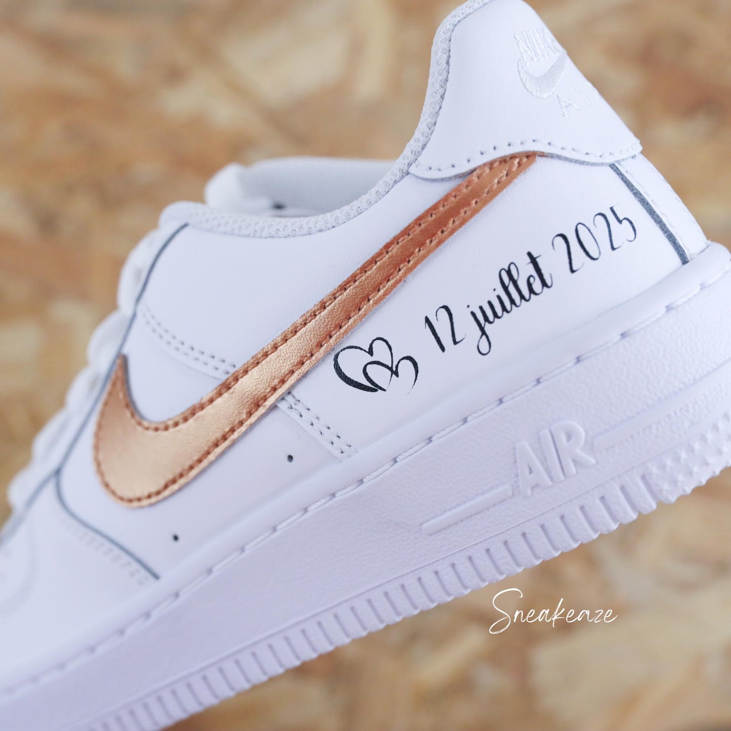 WEDDING CUSTOM - Baskets personnalisées - nike Air Force 1 mariage bronze métallisé inscription prénoms unisexe sneakeaze custom