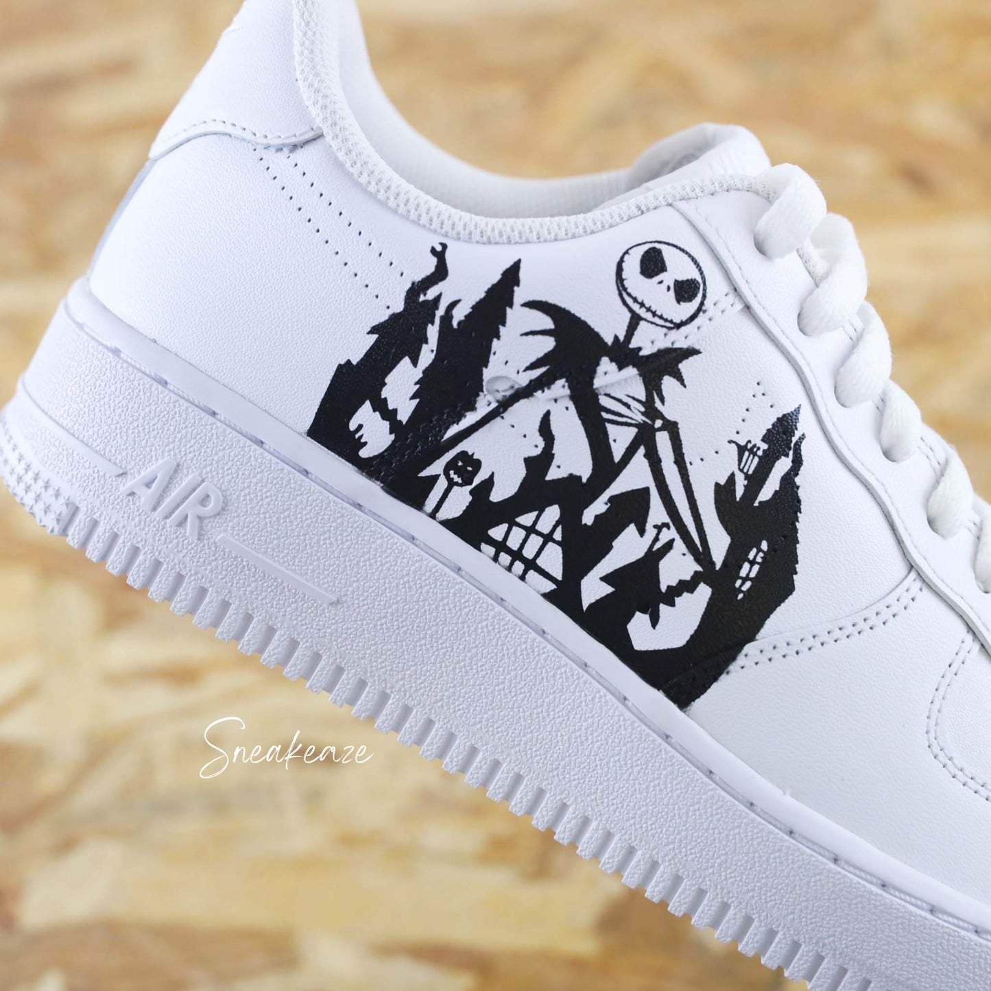 Baskets Nike Air Force one custom modèle l'étrange Noël de Mr Jack. sneakers the nightmare before christmas avec le célèbre jack skellington nike tim burton