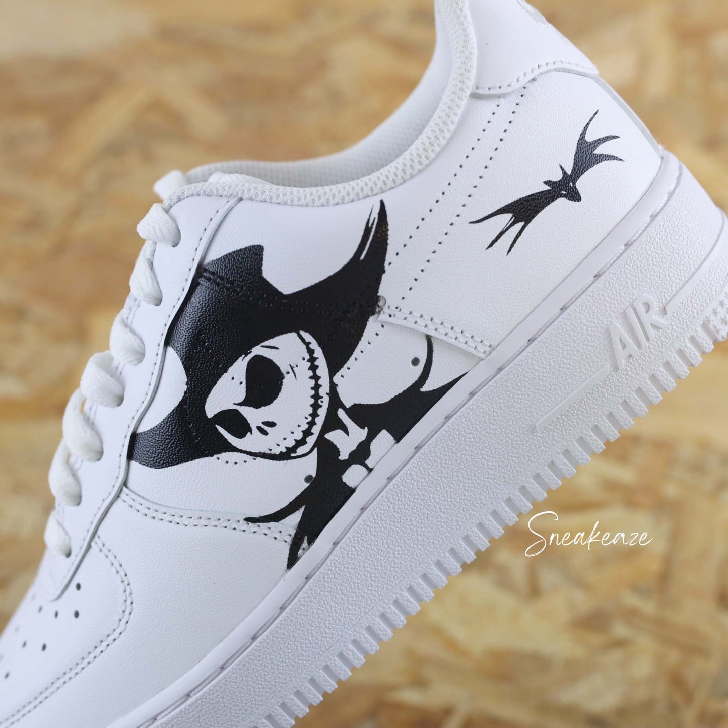 Baskets Nike Air Force one custom modèle l'étrange Noël de Mr Jack. Démarquez-vous avec notre nouvelle paire de sneakers sur le thème de the nightmare before christmas avec le célèbre jack skellington - sneakeaze custom