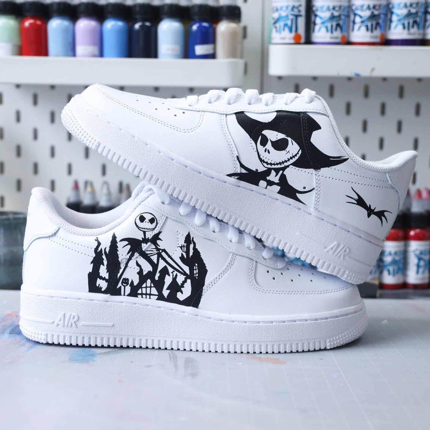 Baskets Nike Air Force one custom modèle l'étrange Noël de Mr Jack. sneakers the nightmare before christmas avec le célèbre jack skellington nike tim burton