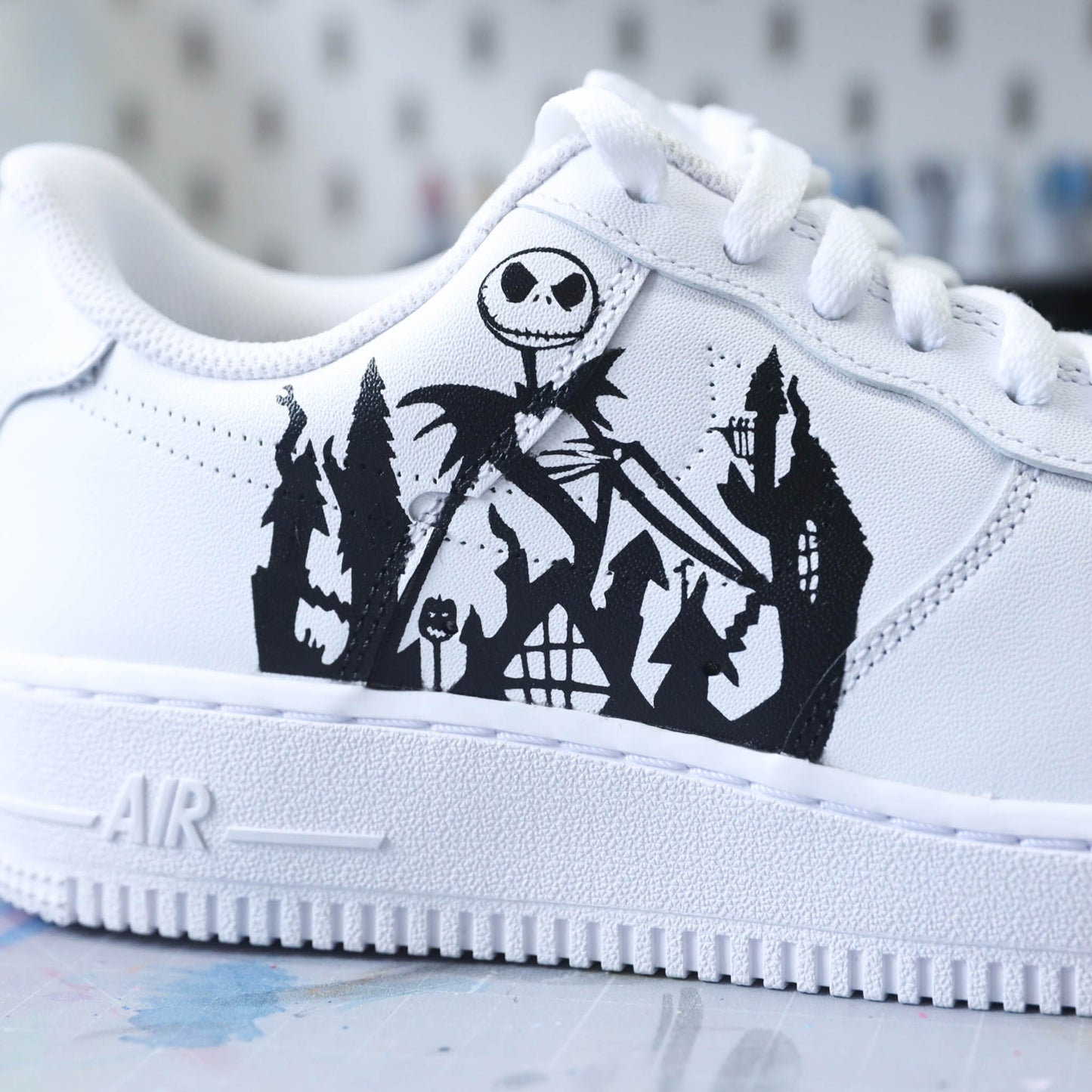 Baskets Nike Air Force one custom modèle l'étrange Noël de Mr Jack. sneakers the nightmare before christmas avec le célèbre jack skellington nike tim burton