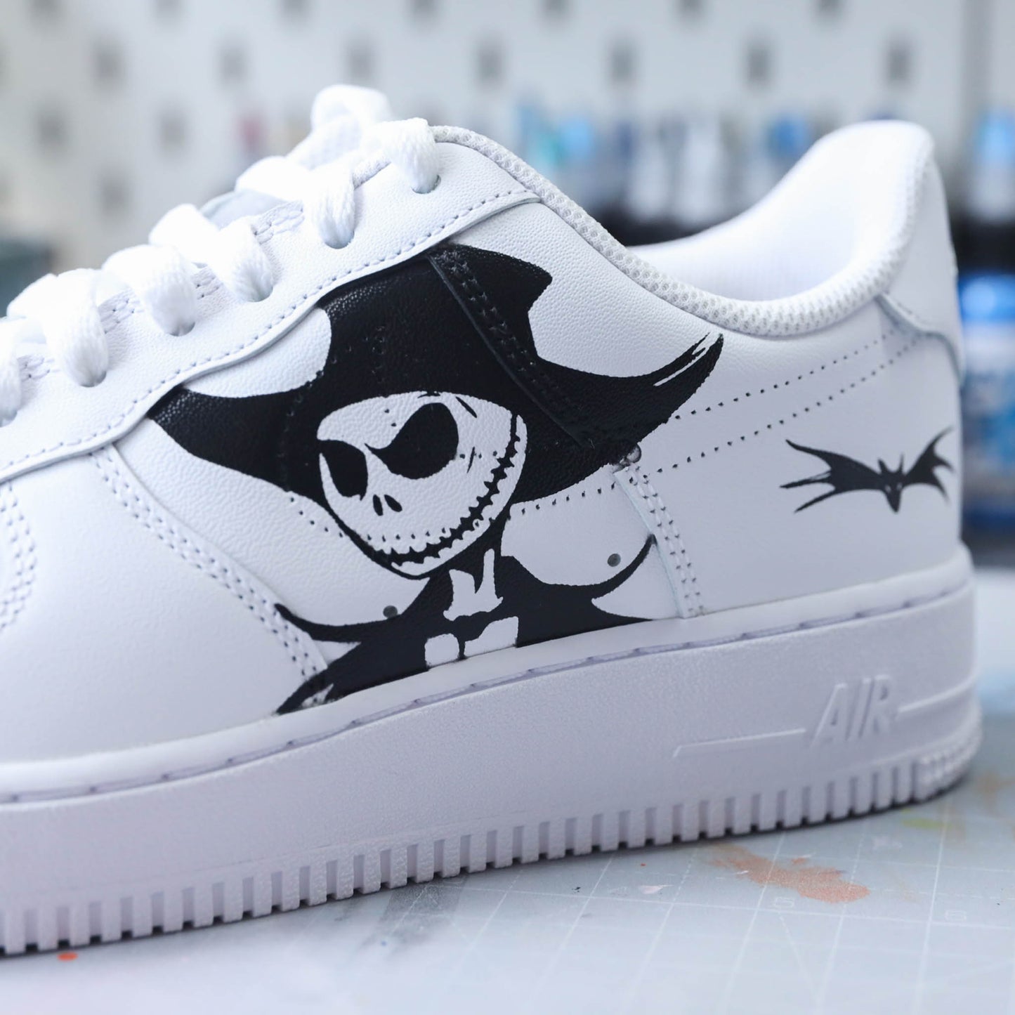 Baskets Nike Air Force one custom modèle l'étrange Noël de Mr Jack. sneakers the nightmare before christmas avec le célèbre jack skellington nike tim burton