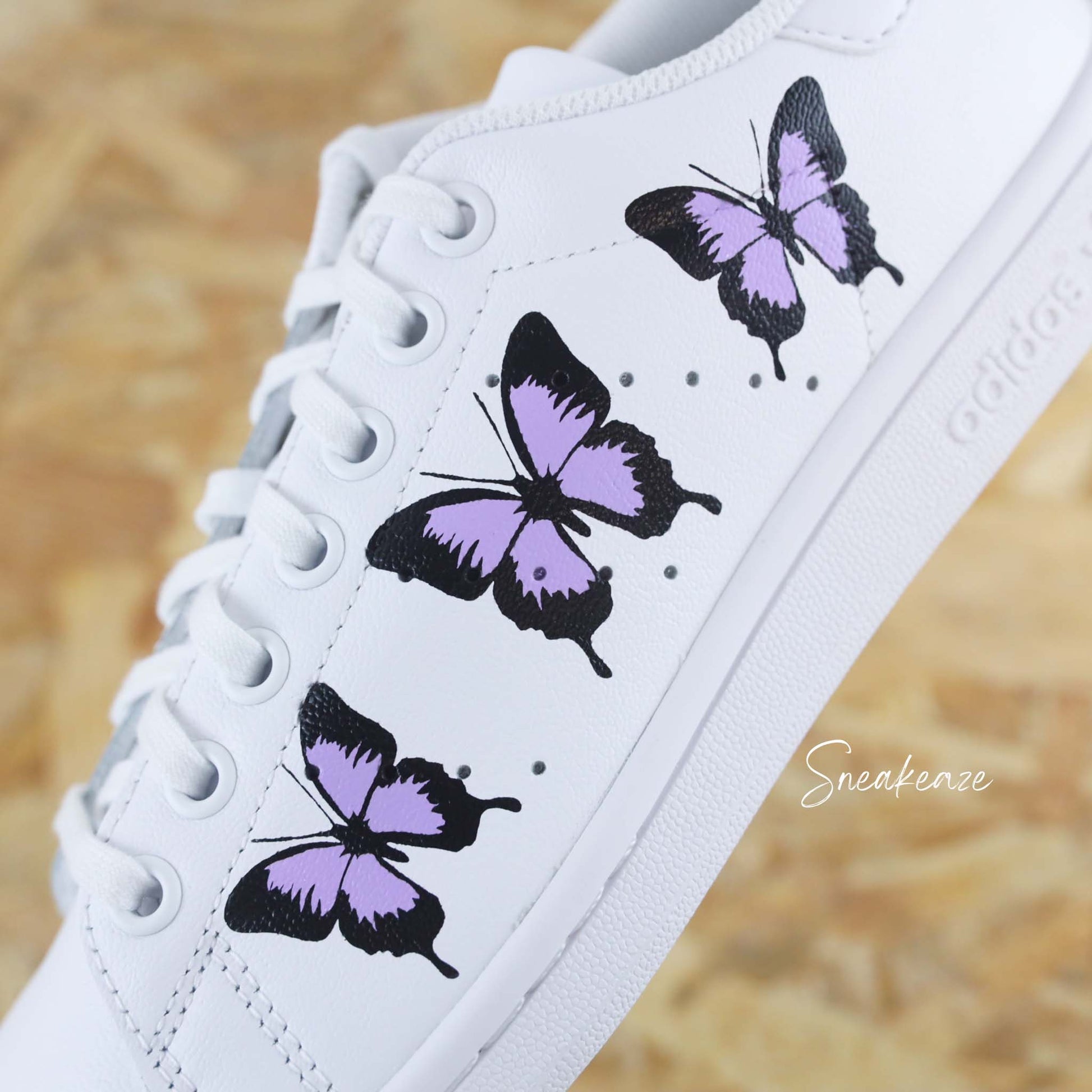 Baskets Adidas stan smith customs - papillons peints à la main couleur lila violet pastel - sneakeaze customs skz